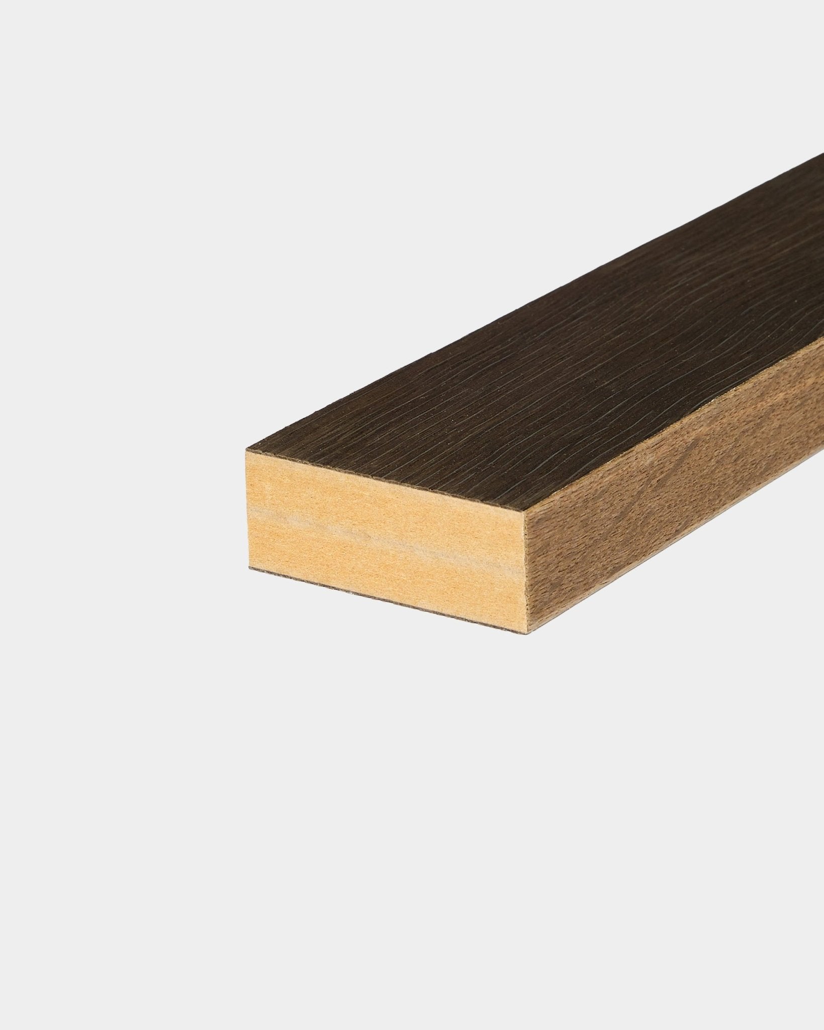 Lámina terminal WoodUpp en Rustic Smoked Oak (6,7 cm), diseñada para instalaciones Nordic Akupanel Panel acústico, mostrada sobre un fondo blanco.