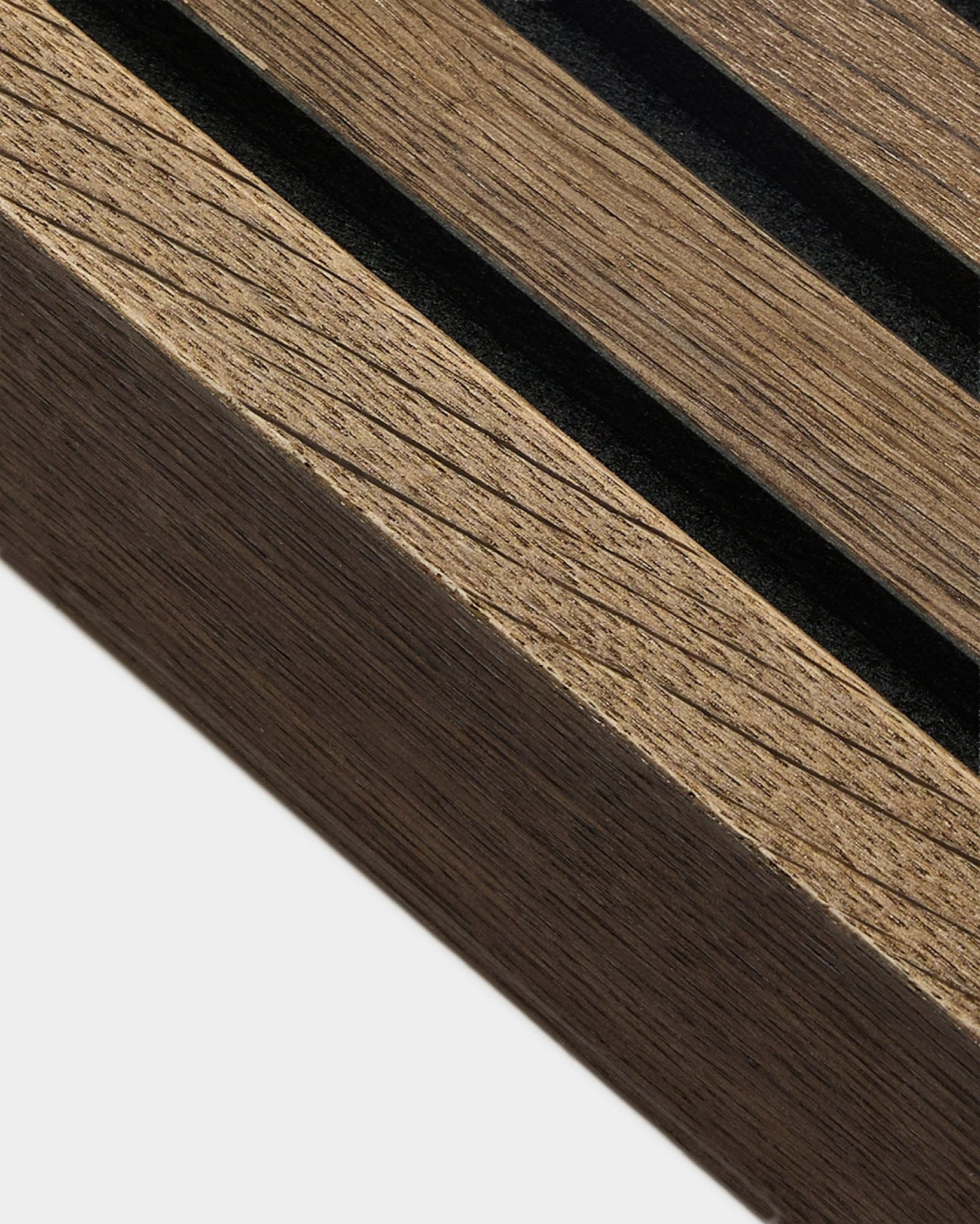 Primer plano de la lámina terminal WoodUpp en Rustic Smoked Oak, 6,7 cm: listones en ángulo con veta de madera visible, diseñada para instalación Panel acústico o Akupanel.