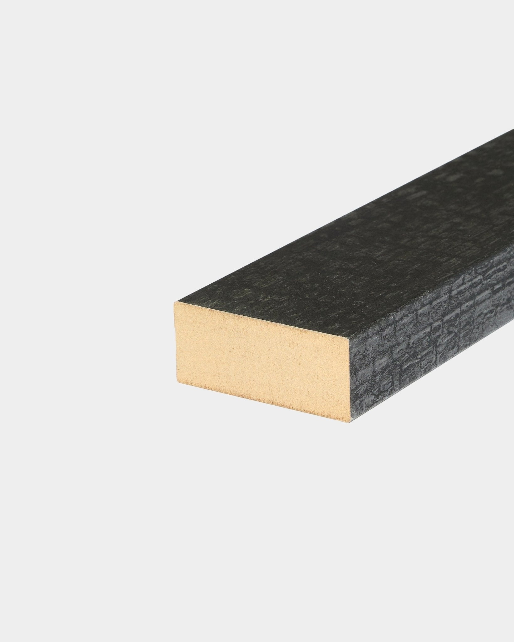 Primer plano del accesorio WoodUpp Akupanel: lama de remate en Charcoal, 6,7 cm, con superficie de madera texturizada black y veta de testa visible sobre fondo blanco.