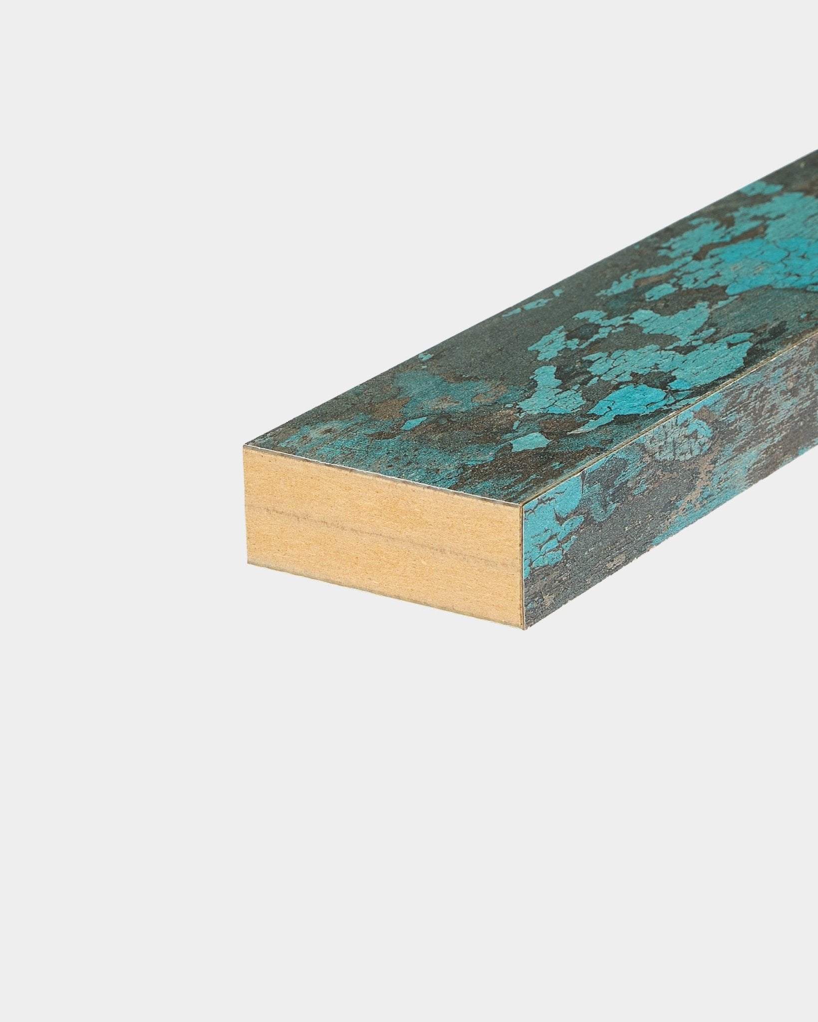 Primer plano del accesorio WoodUpp Akupanel: lama final en Oxide Blue, 6,7 cm de ancho, diseñada para instalaciones Panel acústico o Akupanel sobre fondo blanco.