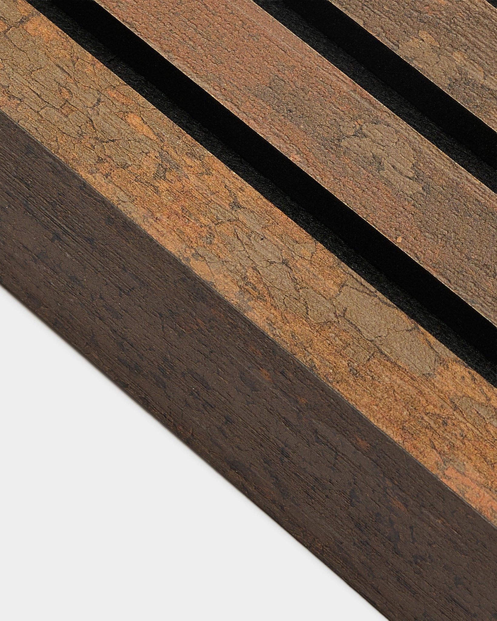 Primer plano de la lamela final WoodUpp Akupanel en Oxide Copper, 6,7 cm, con un marco de MDF con ranuras y una superficie texturizada de aspecto desgastado.