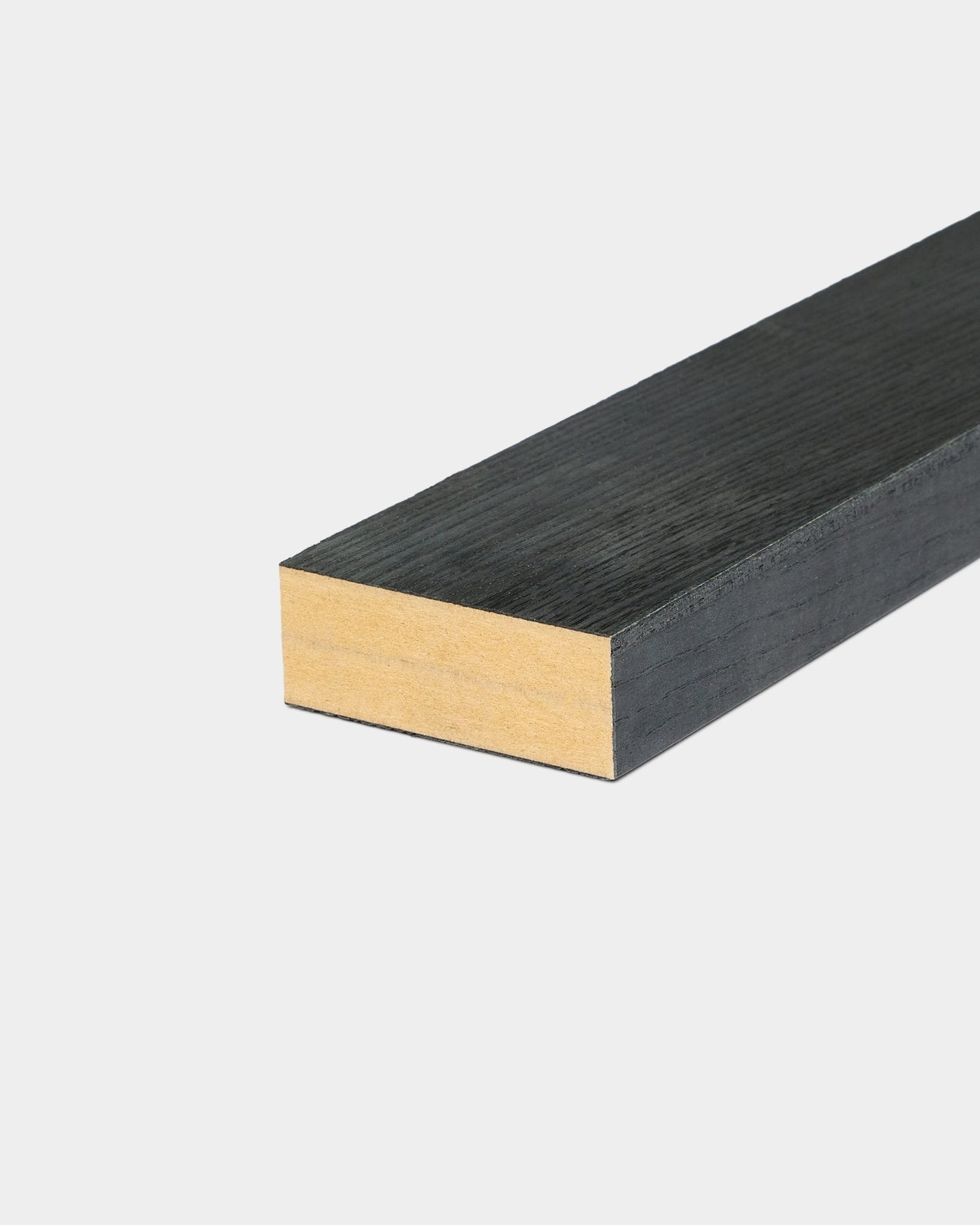 Lámina de extremo en Fresno Black (6,7 cm) con superficie pintada en black y canto natural wood, diseñada para usar con paneles acústicos WoodUpp Akupanel.