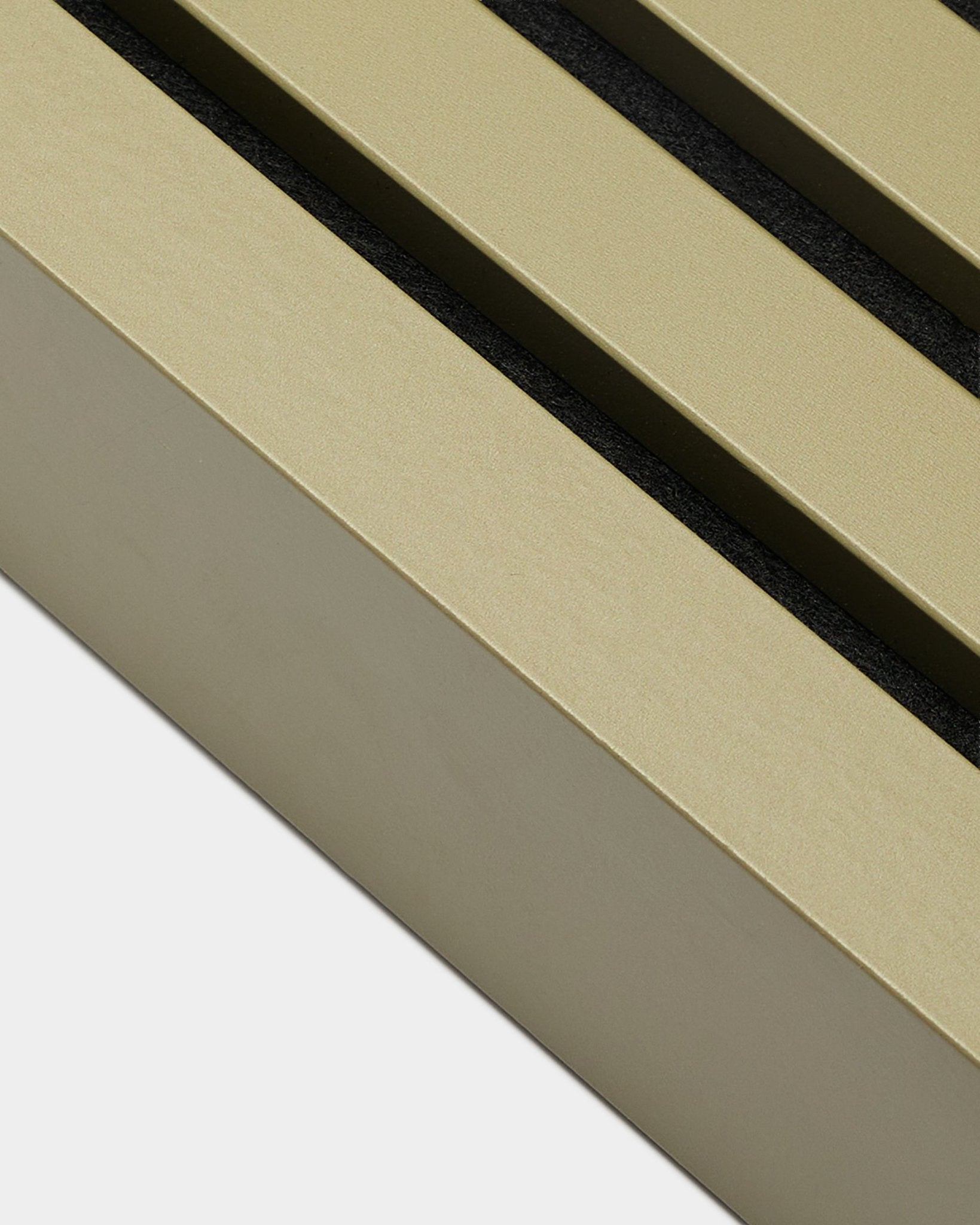 Detalle del producto de instalación WoodUpp Akupanel, lámina final con acabado Moss, de 6,7 cm de ancho, con un marco de MDF beige y ranuras black sobre fondo blanco.