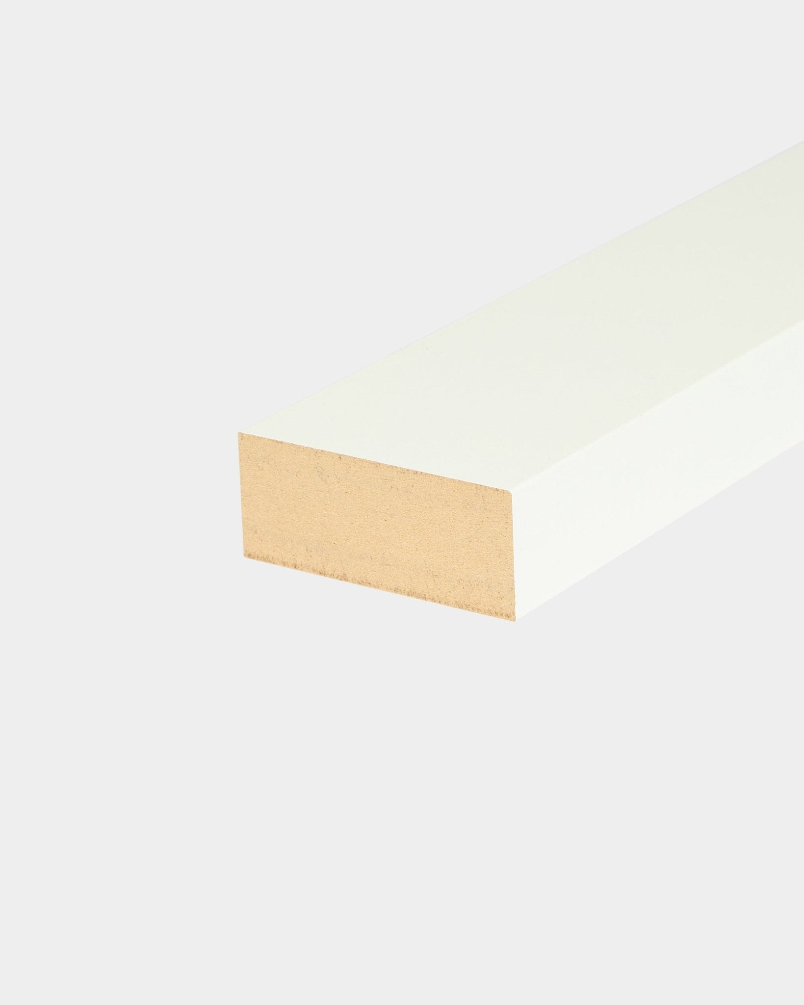 Lamela final WoodUpp Akupanel en Snow, de madera blanca de 6,7 cm de ancho con borde natural, diseñada para rematar instalaciones de marco de MDF o de pared Panel acústico.