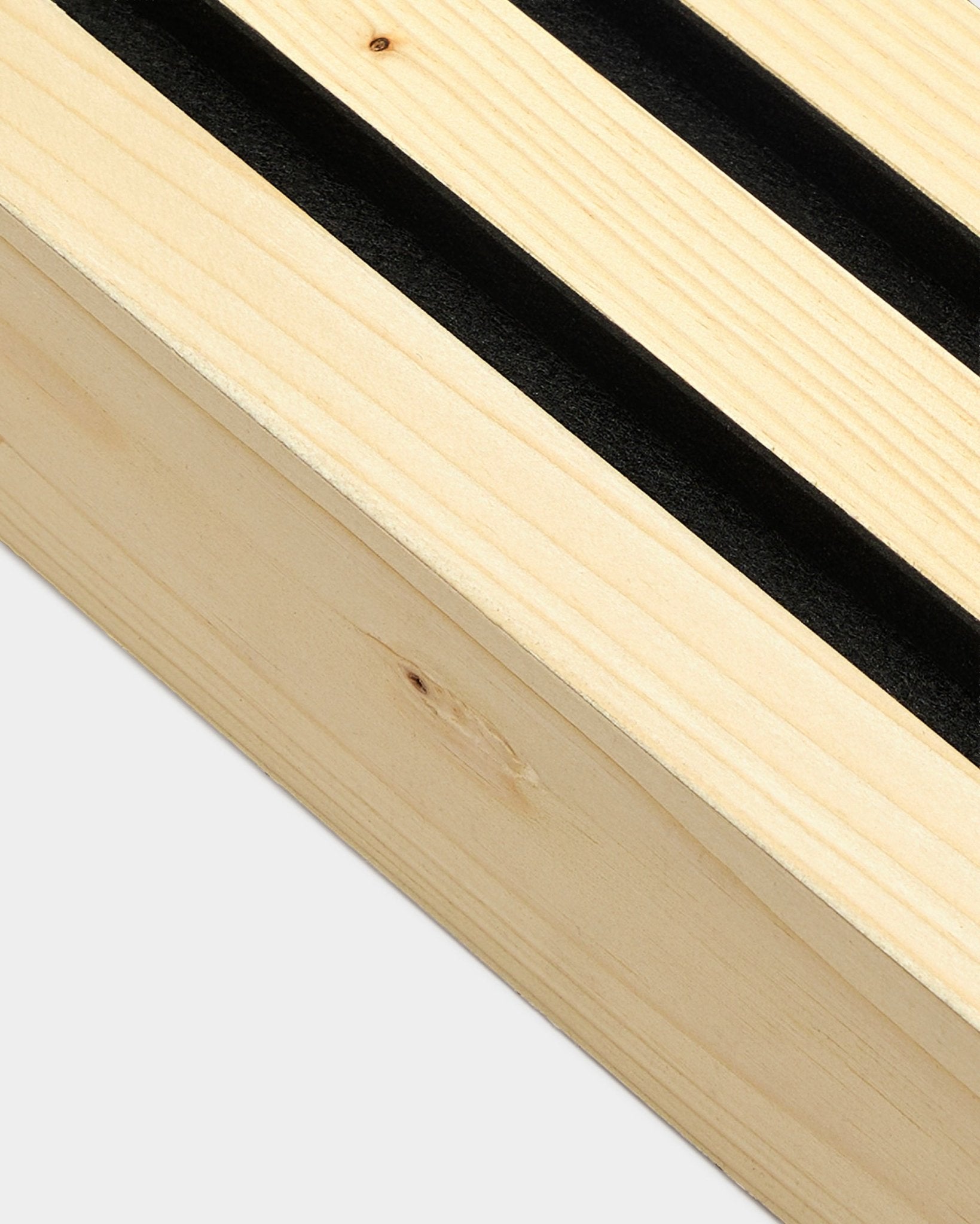 Primer plano de la lámina final WoodUpp en acabado Alp, de 6,7 cm de ancho, con la veta de la madera en detalle; diseñada para instalación mural o Akupanel Nordic Panel acústico.