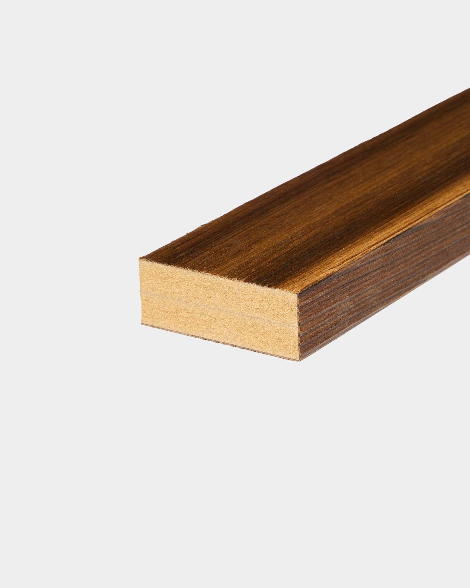 Lámina terminal WoodUpp en alerce ahumado rústico (6,7 cm), diseñada para integrarse en marcos de MDF o para rematar bordes de pared, sobre un fondo blanco liso.