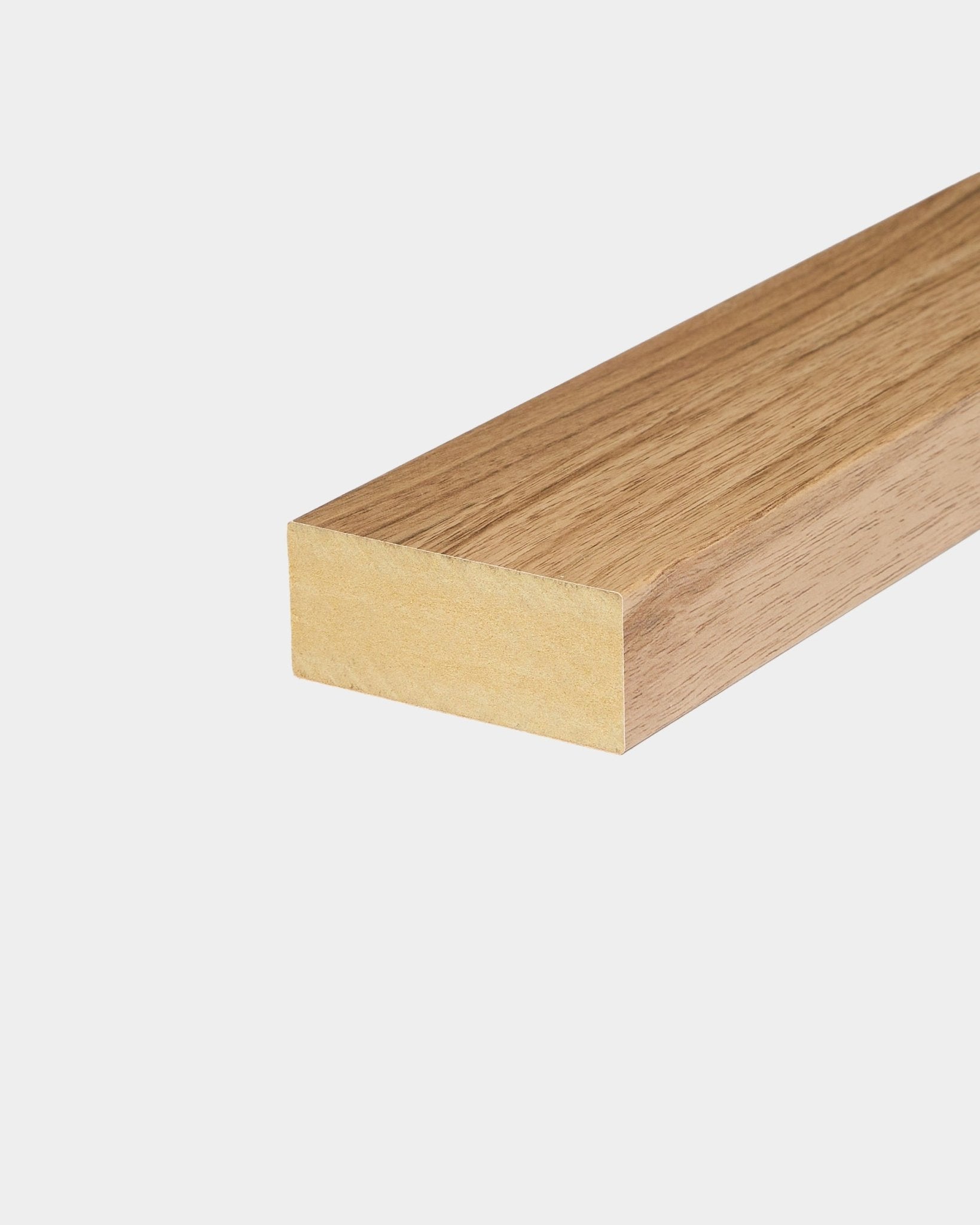 Lama terminal WoodUpp en nogal inglés, de 6,7 cm de ancho; compatible con los paneles acústicos de madera Akupanel o con instalaciones de panel de lamas Nordic.