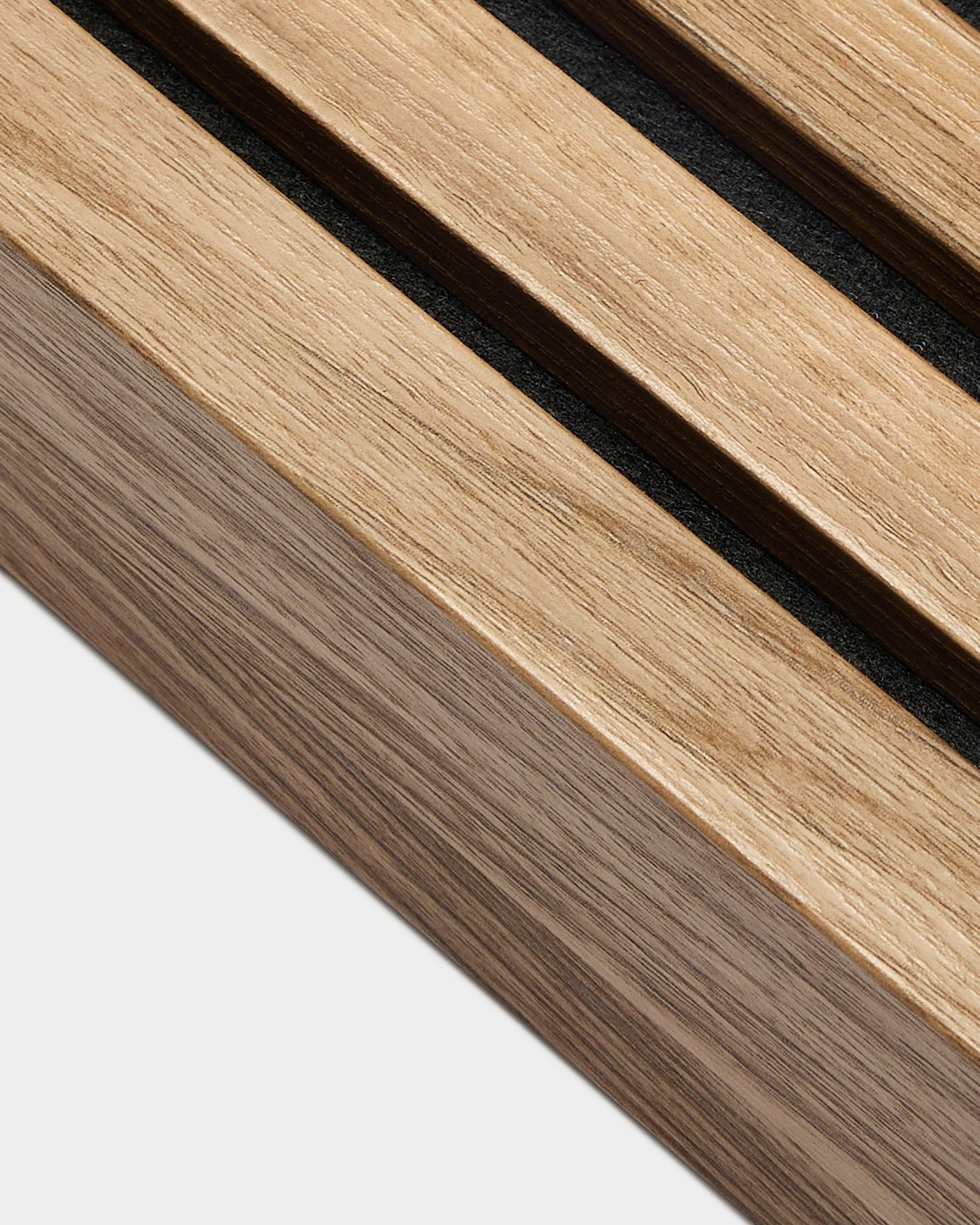 Primer plano de la lama terminal WoodUpp Akupanel en nogal inglés (6,7 cm), que muestra los huecos black entre las lamas acústicas sobre un fondo blanco liso.