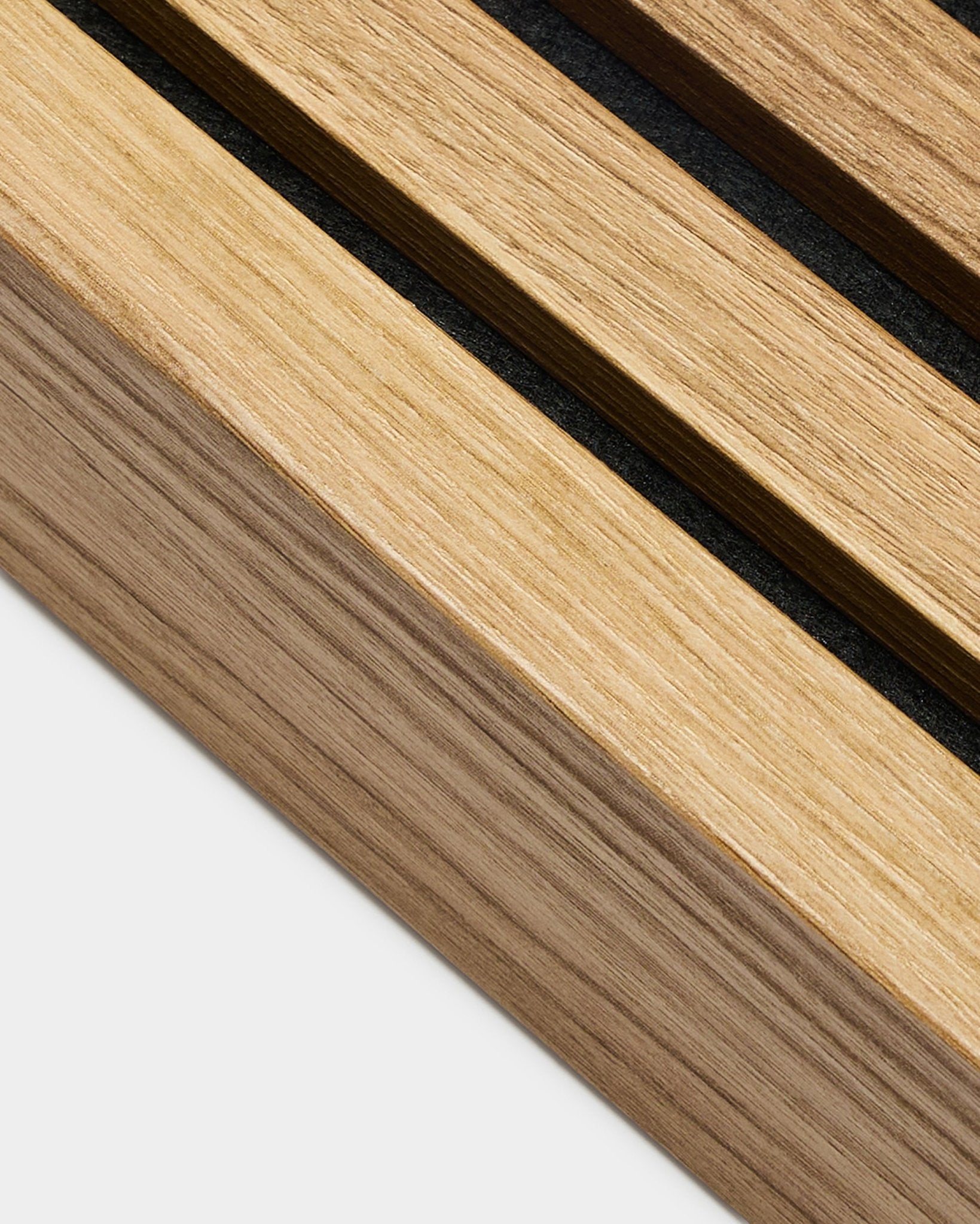 Primer plano de la lamela final WoodUpp Akupanel en roble inglés (6,7 cm), con lamas acústicas paralelas y textura de veta natural wood.