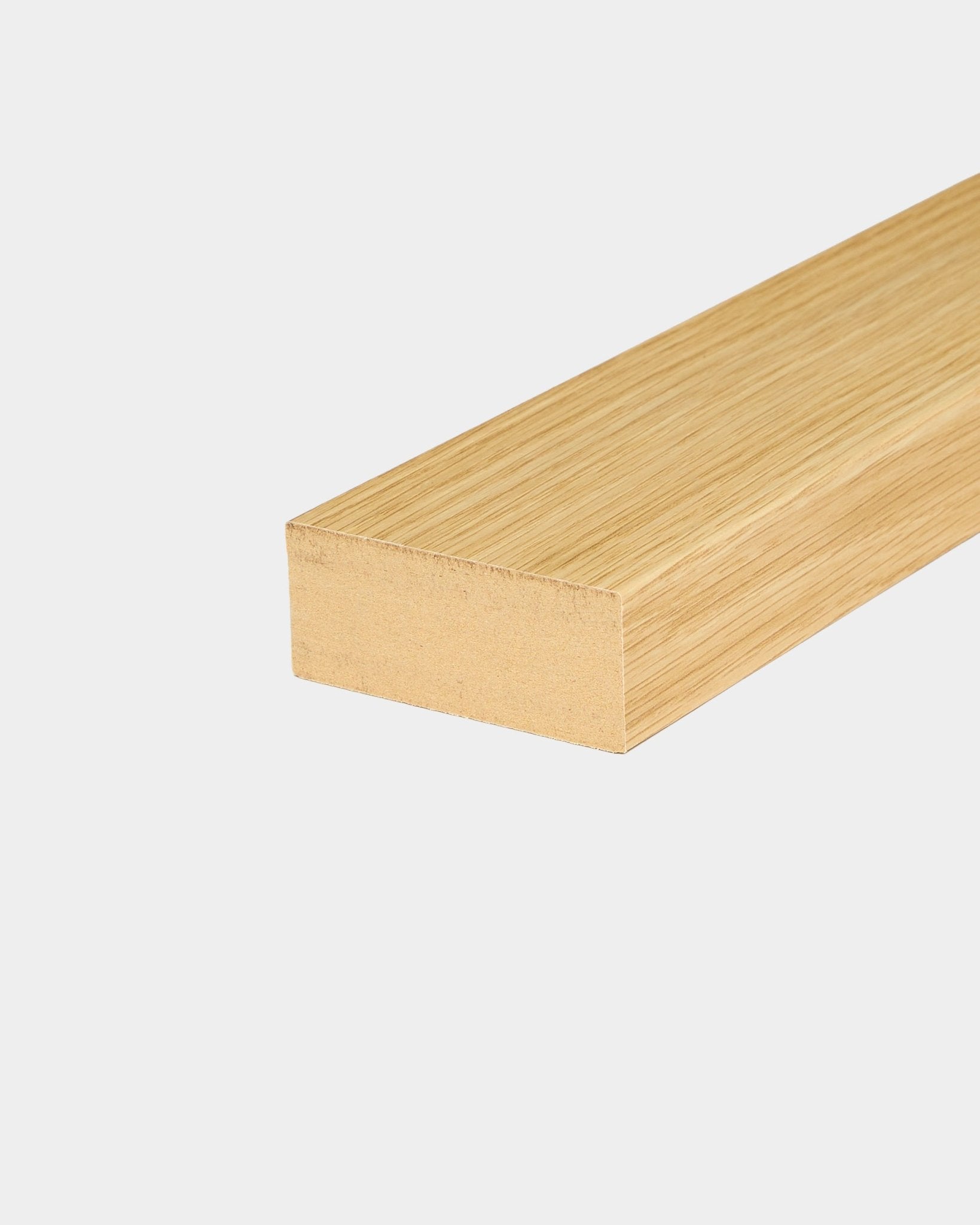 Lámina final WoodUpp Southern Oak, de 6,7 cm de ancho, diseñada para la instalación de Akupanel Panel acústico o para usar como marco de MDF en paredes con paneles.