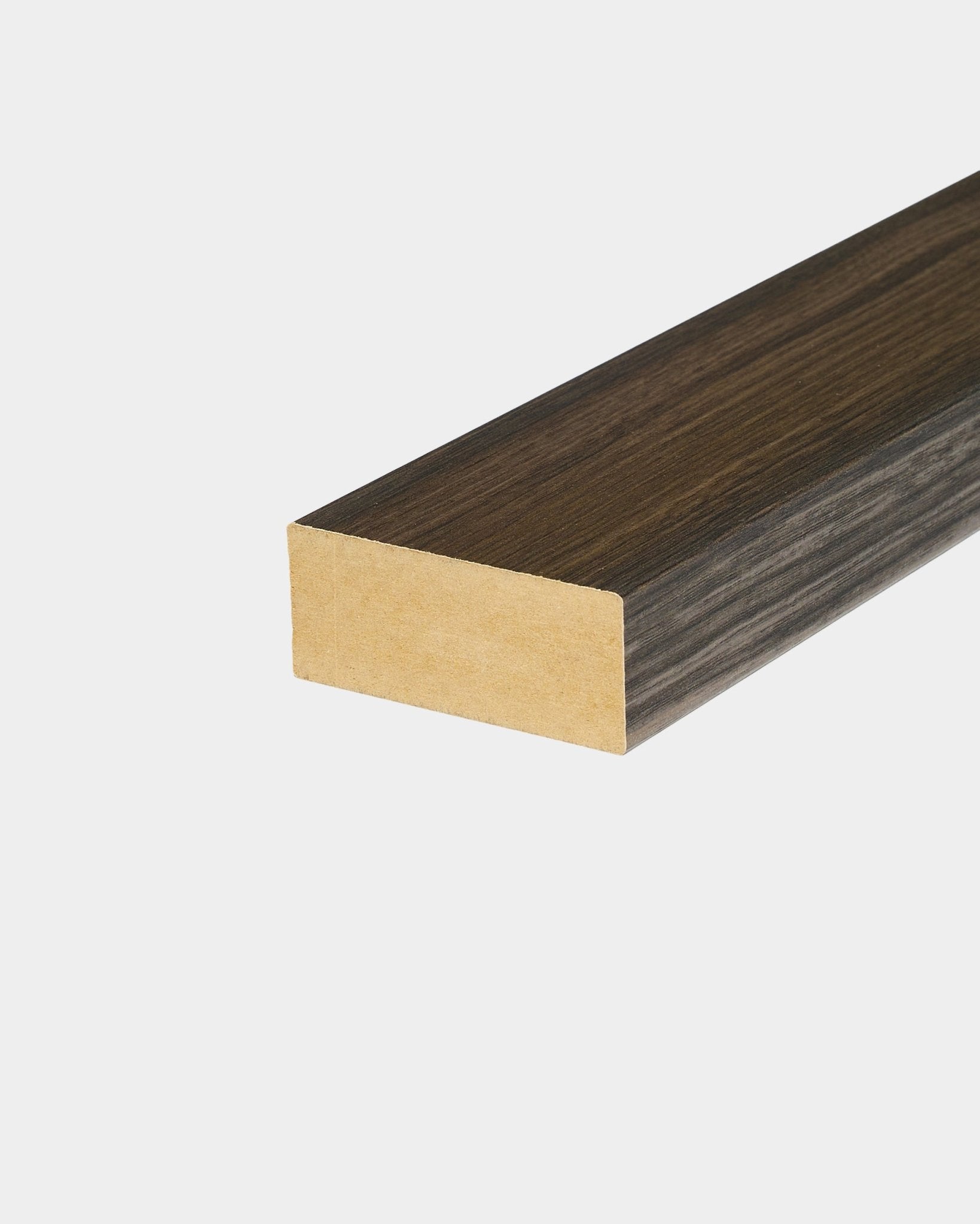 Lámina terminal WoodUpp en Black Oak (6,7 cm), diseñada para el remate de paneles o la instalación de Akupanel Panel acústico en paredes blancas lisas.