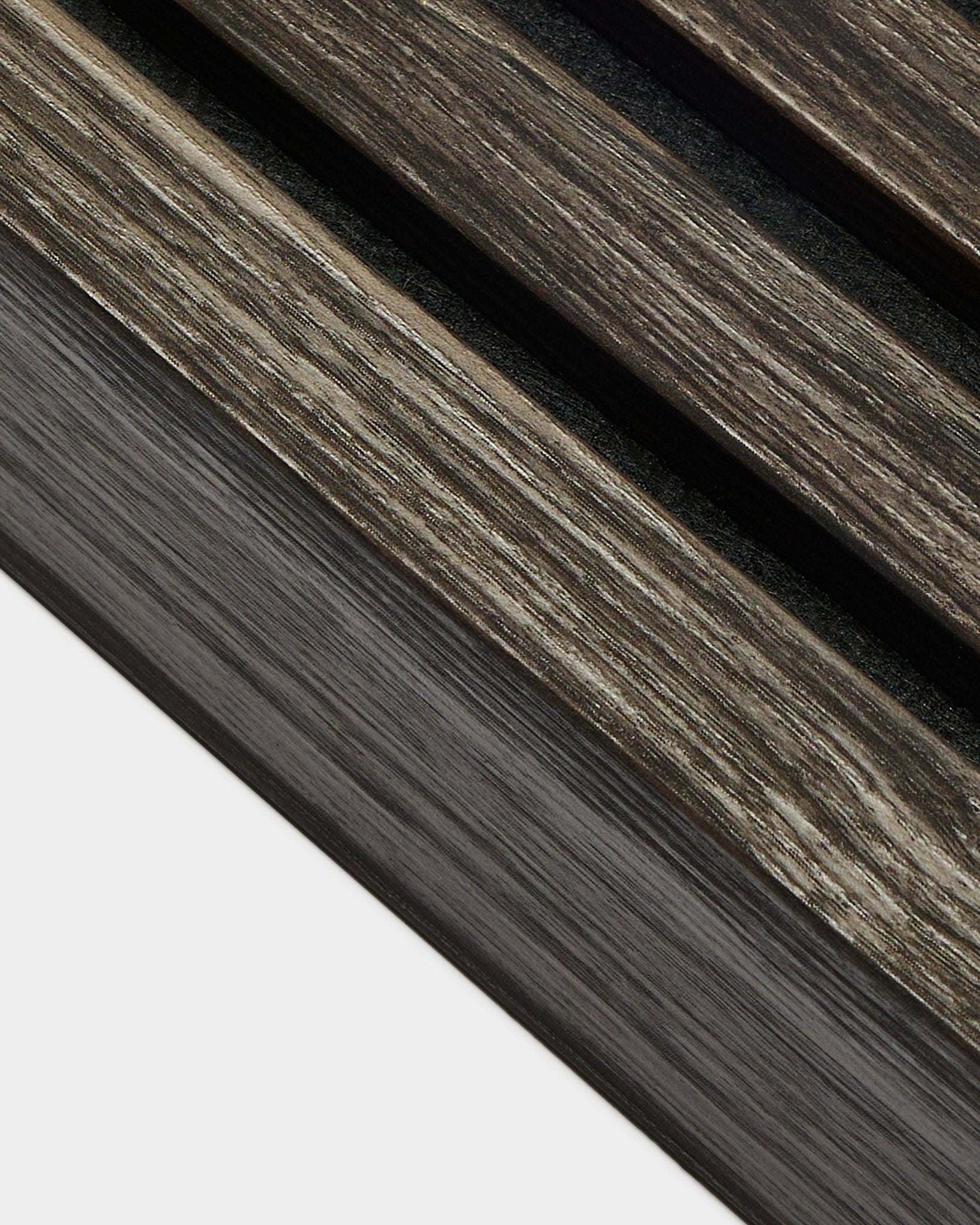 Primer plano del detalle de instalación de Akupanel de WoodUpp en Black Oak, con láminas terminales de 6,7 cm dispuestas en diagonal y remate de panel acabado sobre un fondo claro.