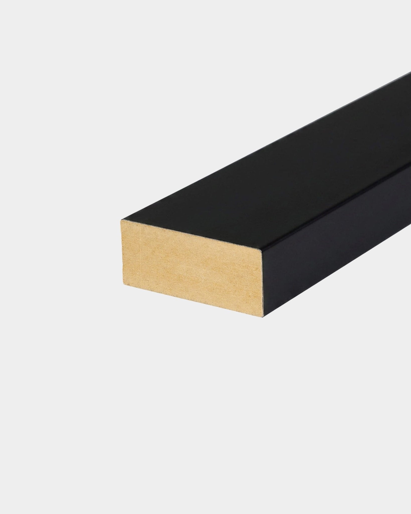 Lámina terminal WoodUpp, revestida en negro, 240 x 6,7 cm. MDF con acabado negro en tres lados y extremo de madera natural para una instalación perfecta de los paneles acústicos Akupanel.