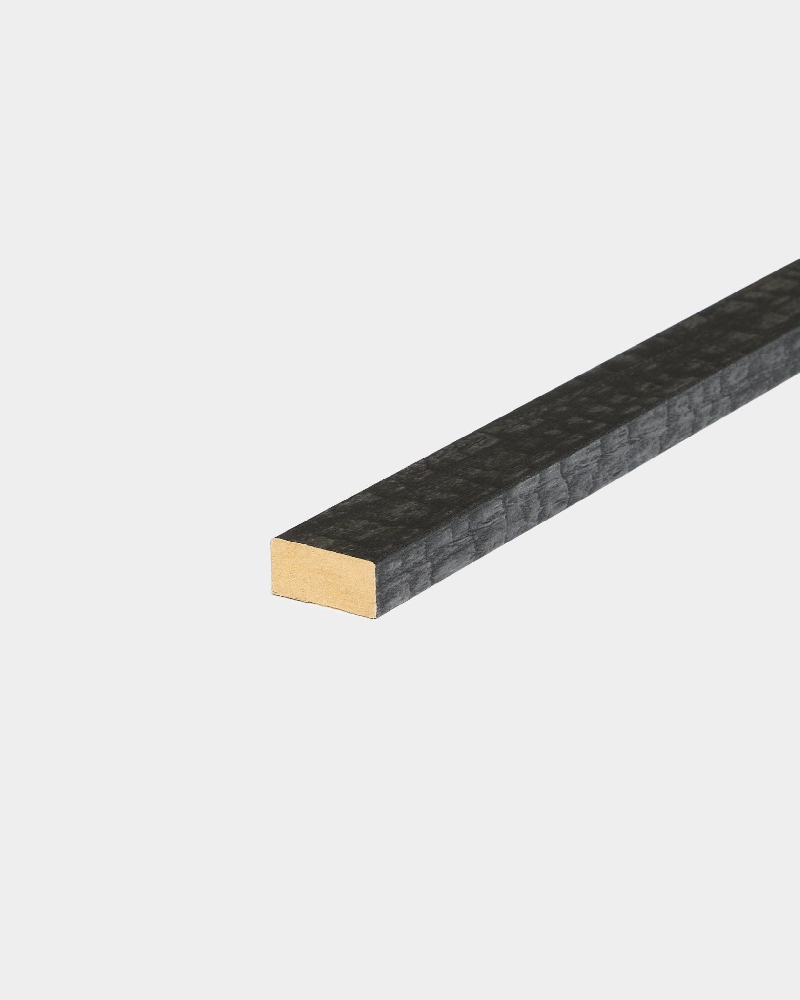 Accesorio WoodUpp Akupanel: listón Lamella en charcoal, 240 cm; diseñado para remate de cantos o sustitución de listones en fondos claros de paneles acústicos Nordic.