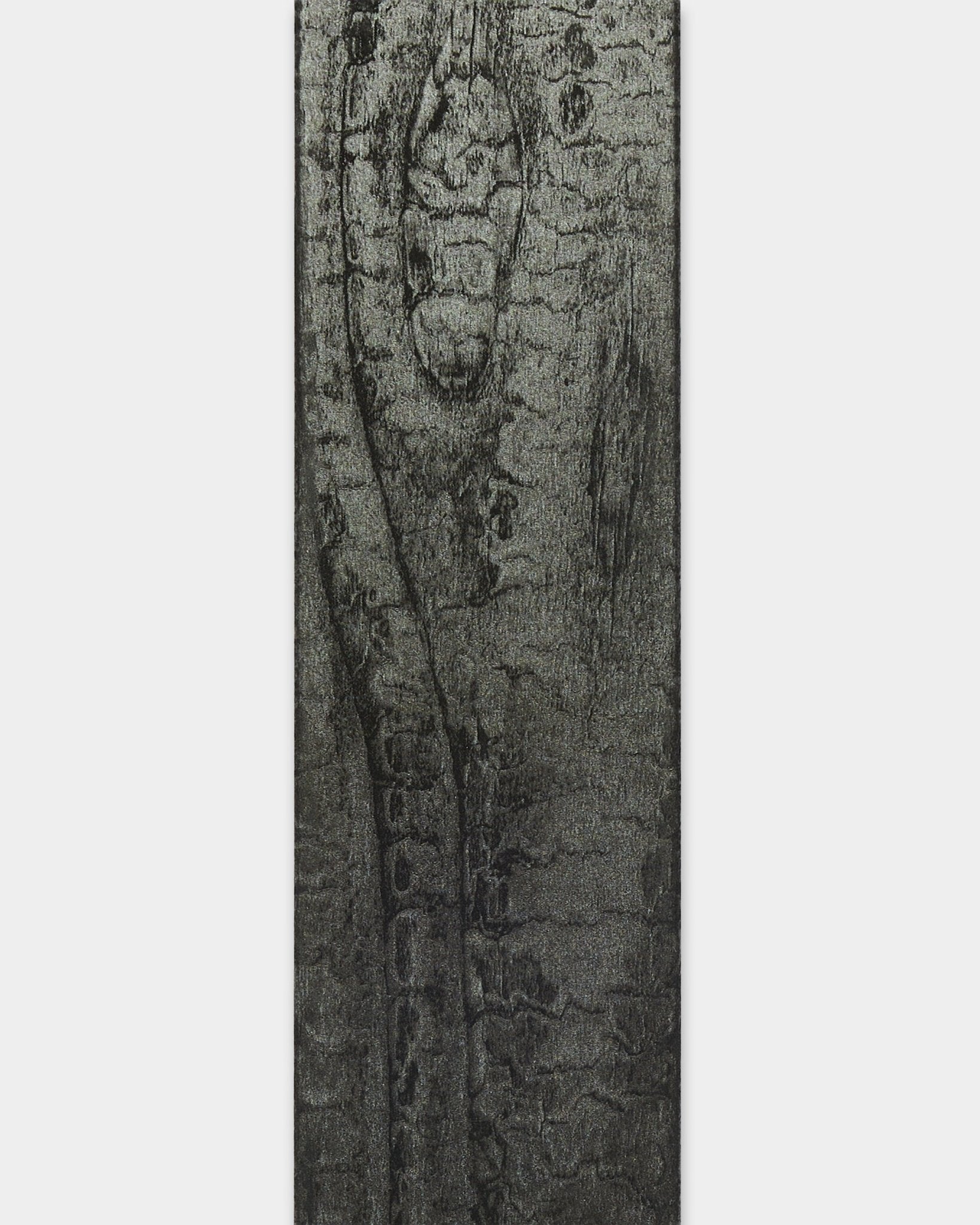 Primer plano del accesorio WoodUpp Akupanel en Lamella Charcoal, de 240 cm de largo, que muestra la textura detallada de la madera para rematar cantos o sustituir listones.