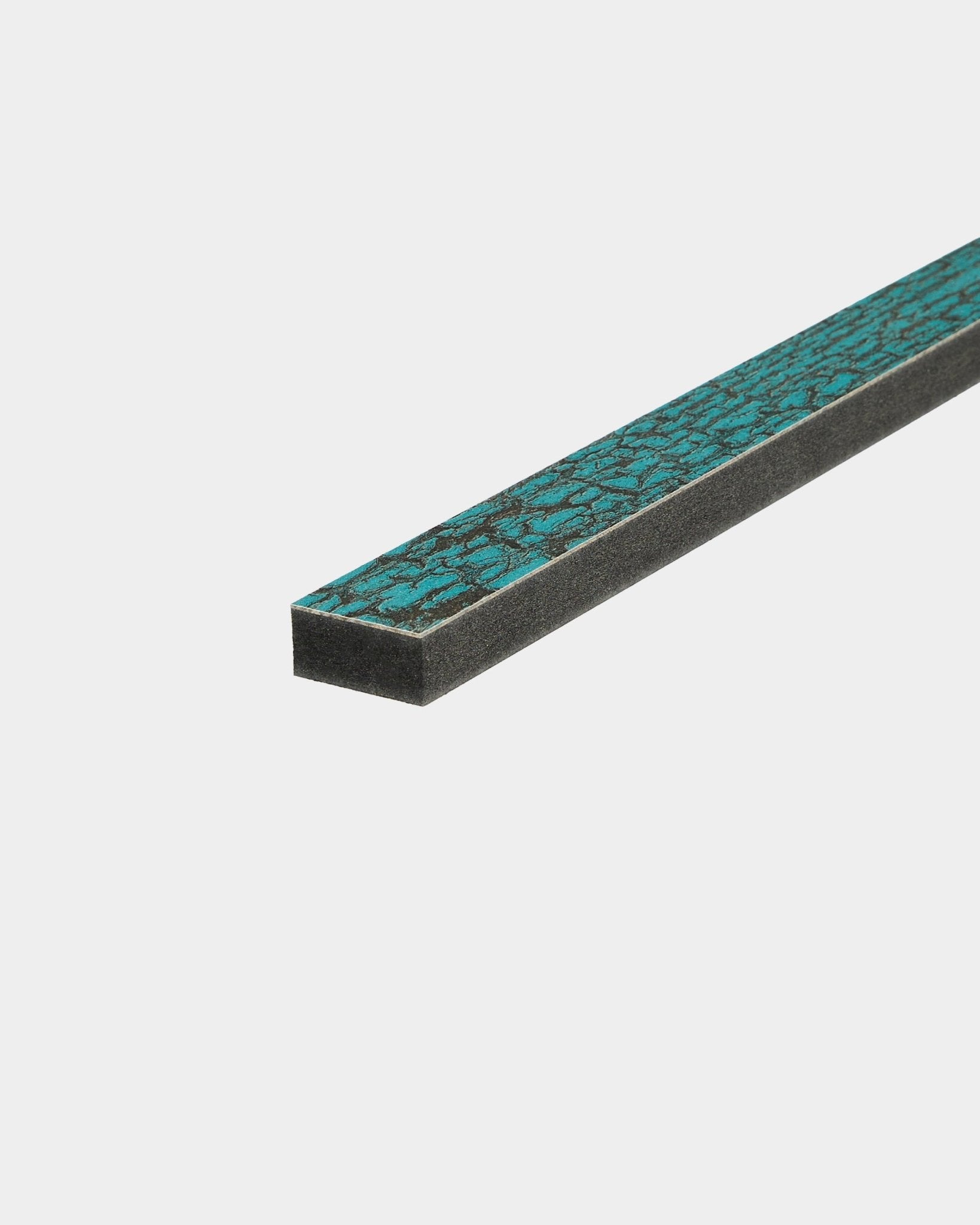 Primer plano de WoodUpp Lamella en Oxide Blue, longitud de 240 cm, accesorio acústico de madera de estilo nórdico para un remate preciso de cantos o la sustitución de lamas Akupanel.