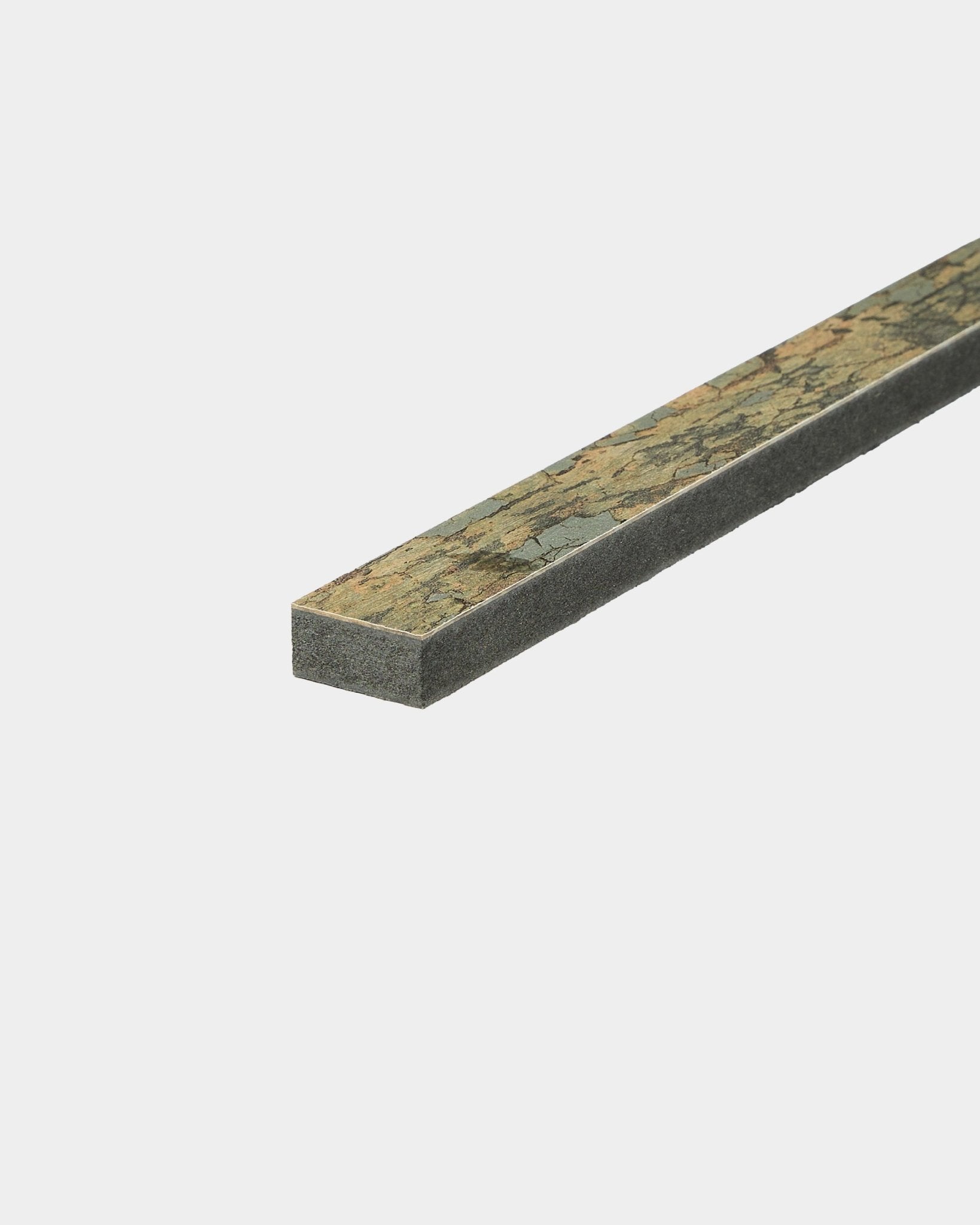 La Lamella de WoodUpp Akupanel en Oxide Grey, de 240 cm de largo, presenta una superficie texturizada y un diseño nórdico minimalista, sobre un fondo blanco liso.