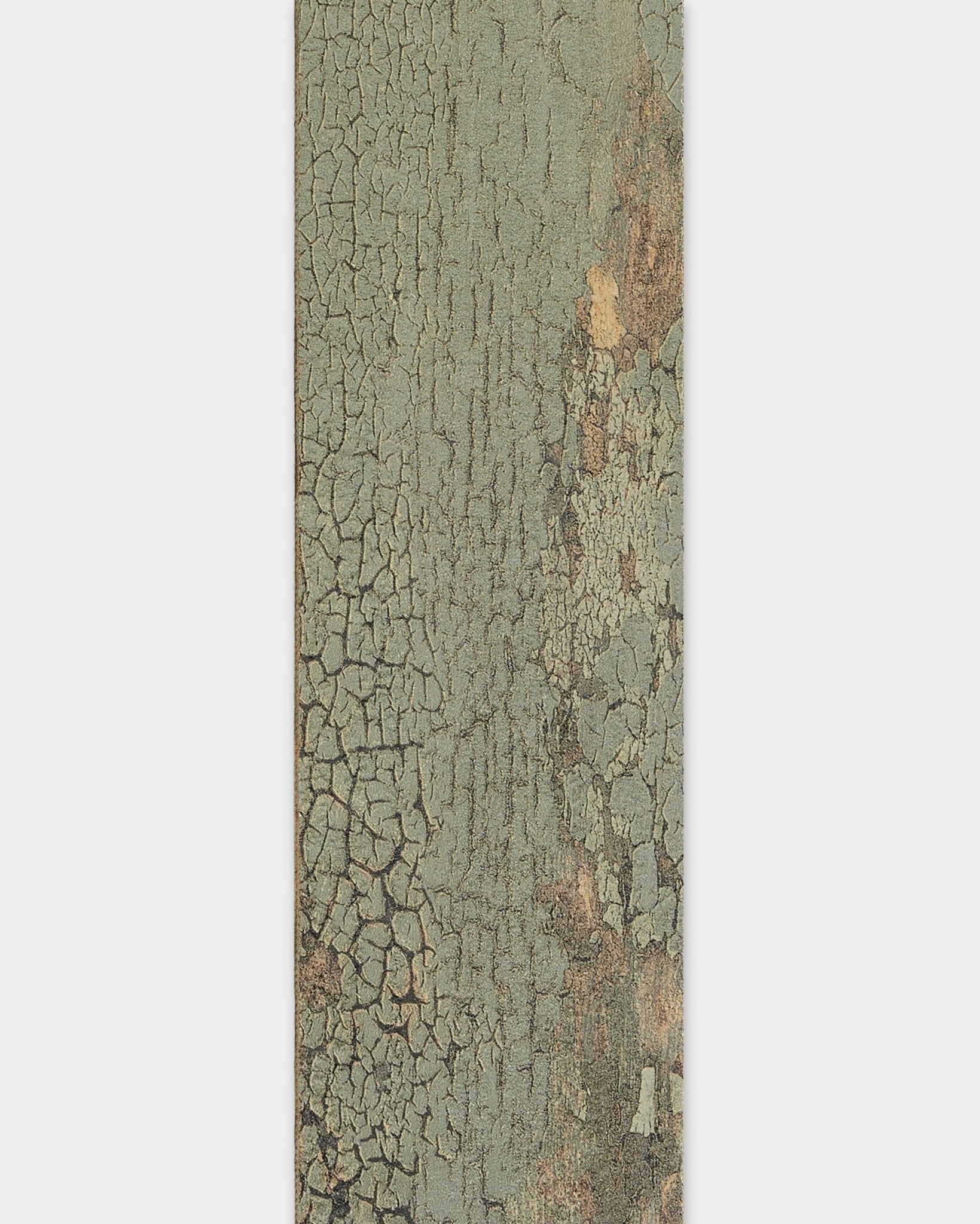Primer plano de una textura de madera Oxide grey desgastada, adecuada para remates de borde de WoodUpp Akupanel o lamas de repuesto en tamaño de 240 cm.