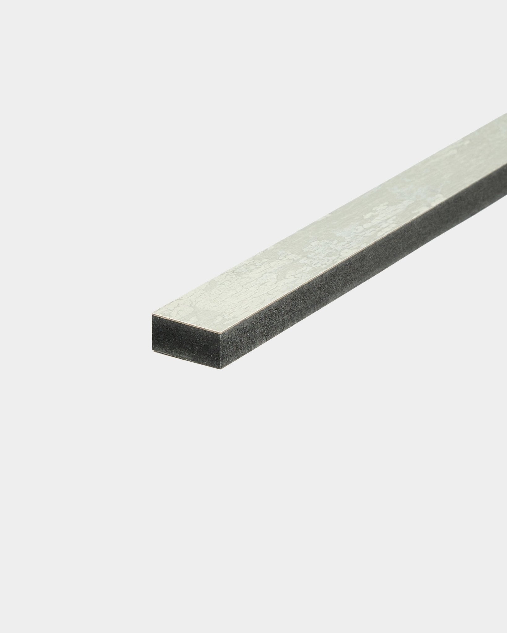 Lama acústica WoodUpp Akupanel Oxide White de 240 cm con una capa superior metálica y base de espuma oscura, presentada sobre un fondo blanco liso.