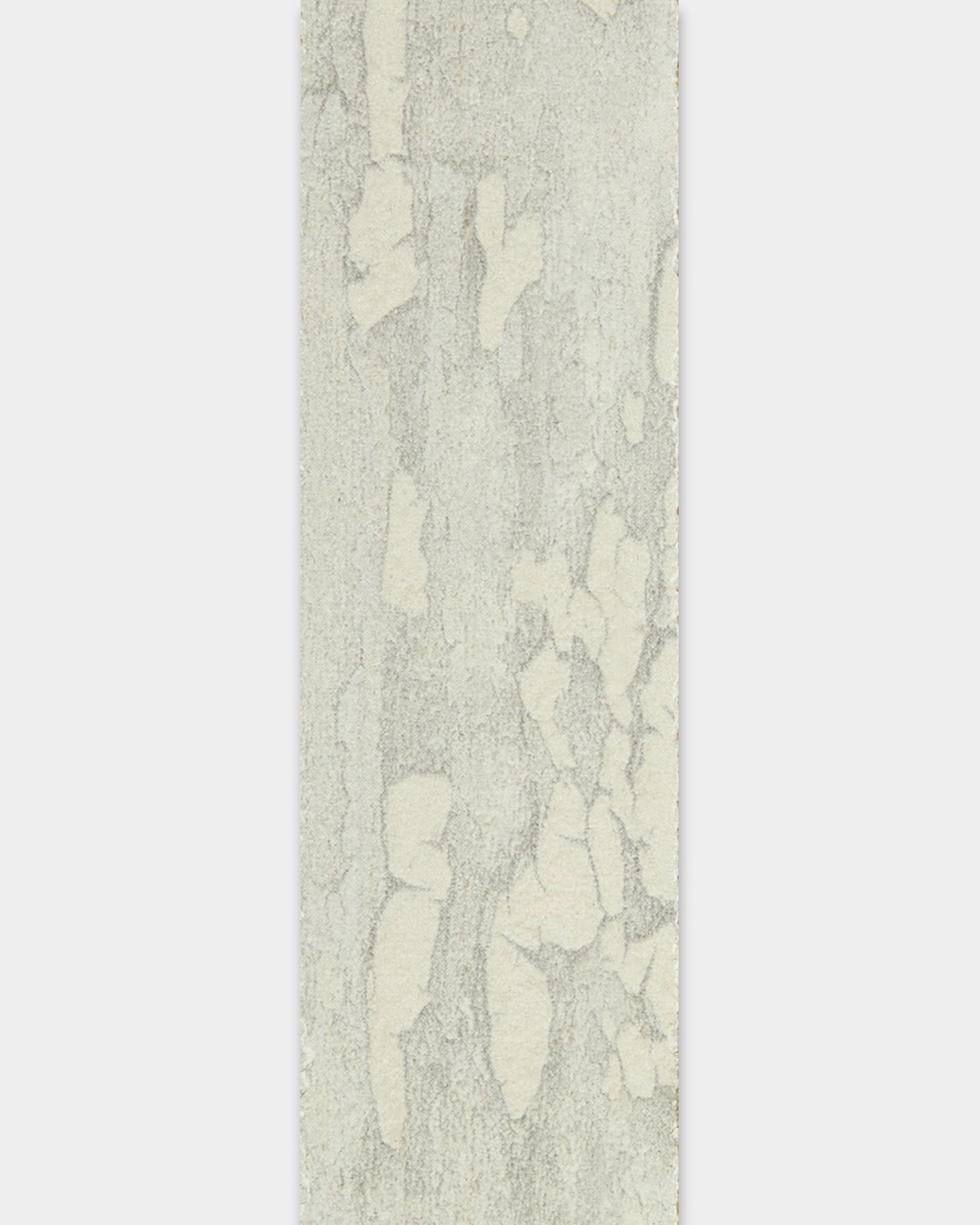 WoodUpp Lamella / Oxide White 240 cm Panel acústico con un acabado texturizado abstracto rectangular en gris pálido y blanco roto, similar a la piedra natural.