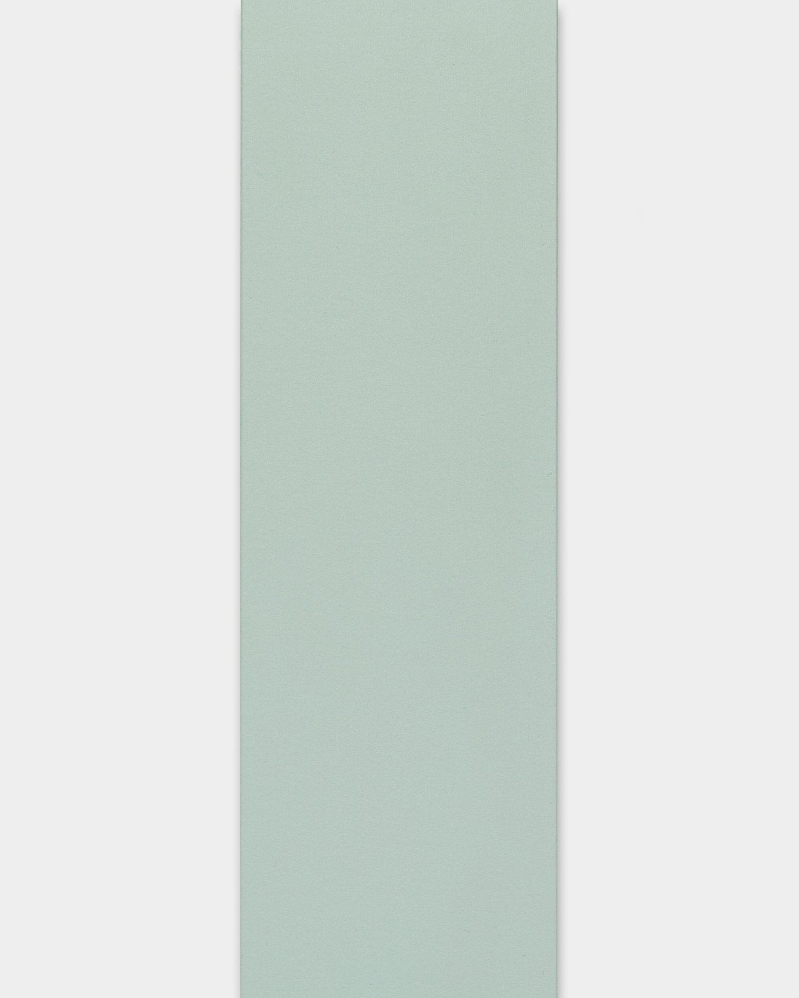 Vertical azul claro Panel acústico con textura sutil y bordes definidos de la colección Lamella de WoodUpp, presentada sobre un fondo blanco liso.