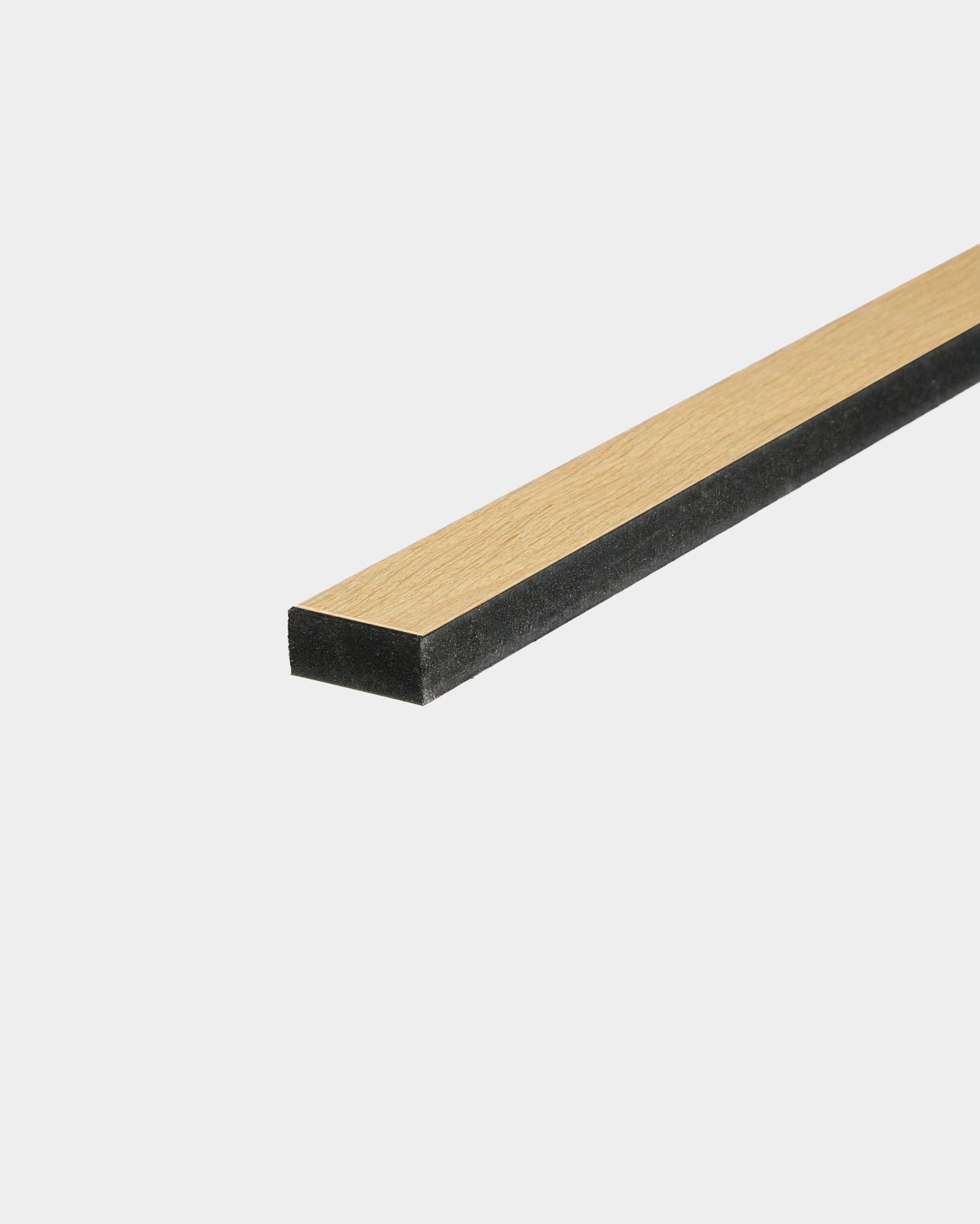 Lama Lamella Classic Oak de WoodUpp, 240 cm de largo, con soporte de MDF black; diseñada como lama de recambio para paneles acústicos o para reparar paneles.