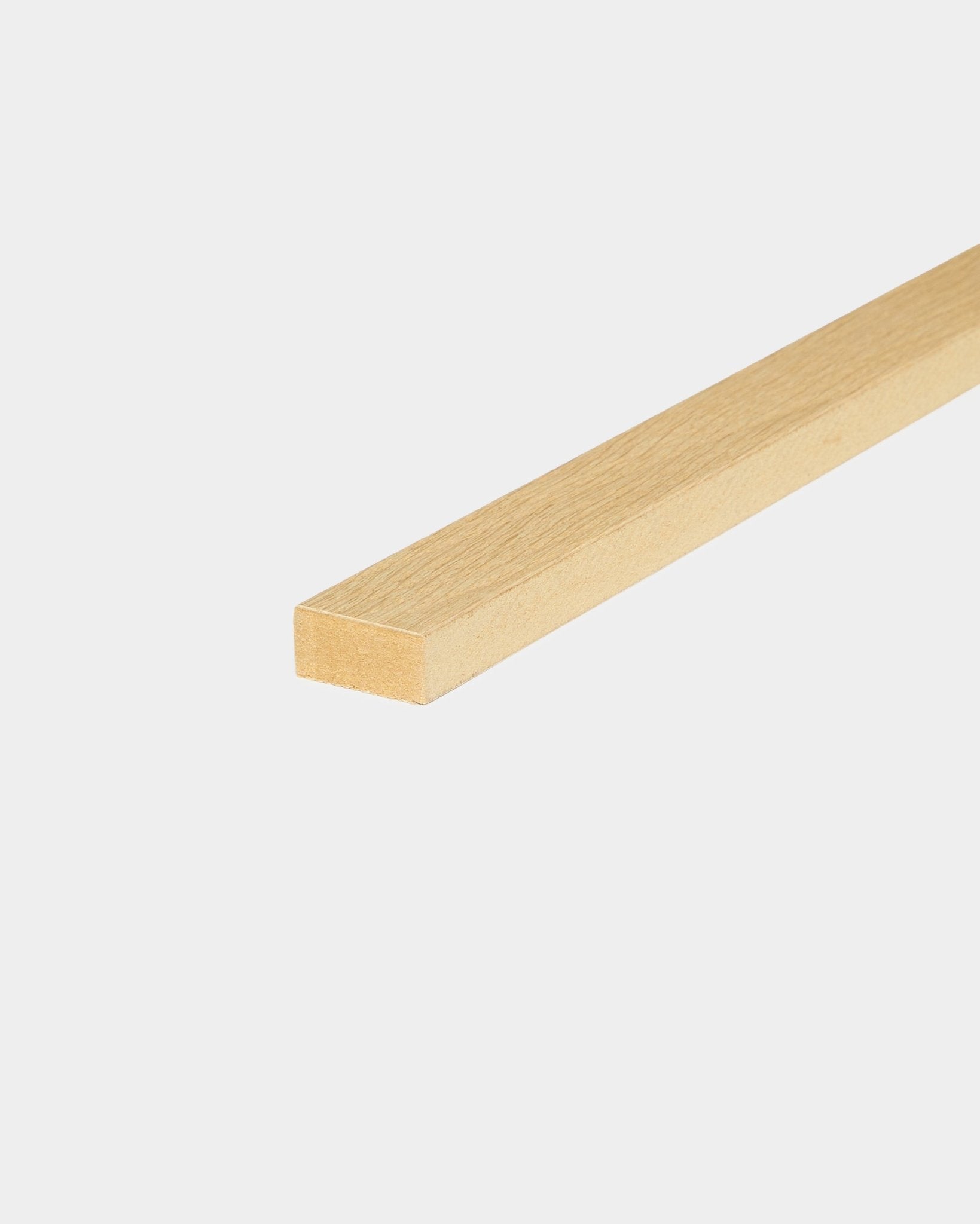 Taco de instalación Lamella Classic Oak de WoodUpp, 240 cm, madera clara brown; para remate Akupanel o sustitución de listón, compatible con los sistemas Nordic Panel acústico.