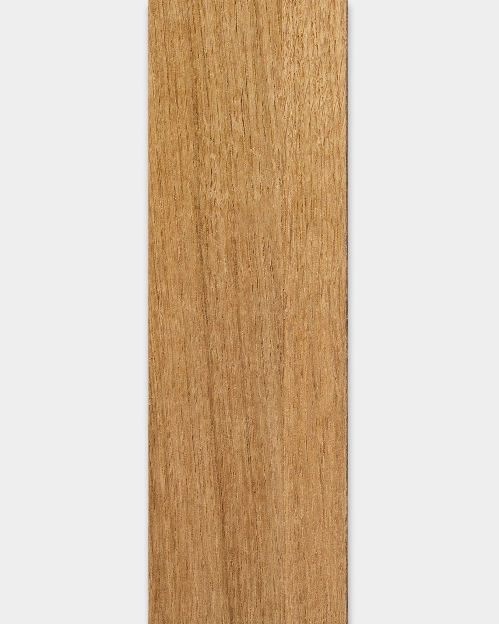 Vertical WoodUpp Akupanel en roble Rustic Brown, 240 cm, con lamas de madera clara brown lisas y una veta natural visible sobre un fondo blanco.