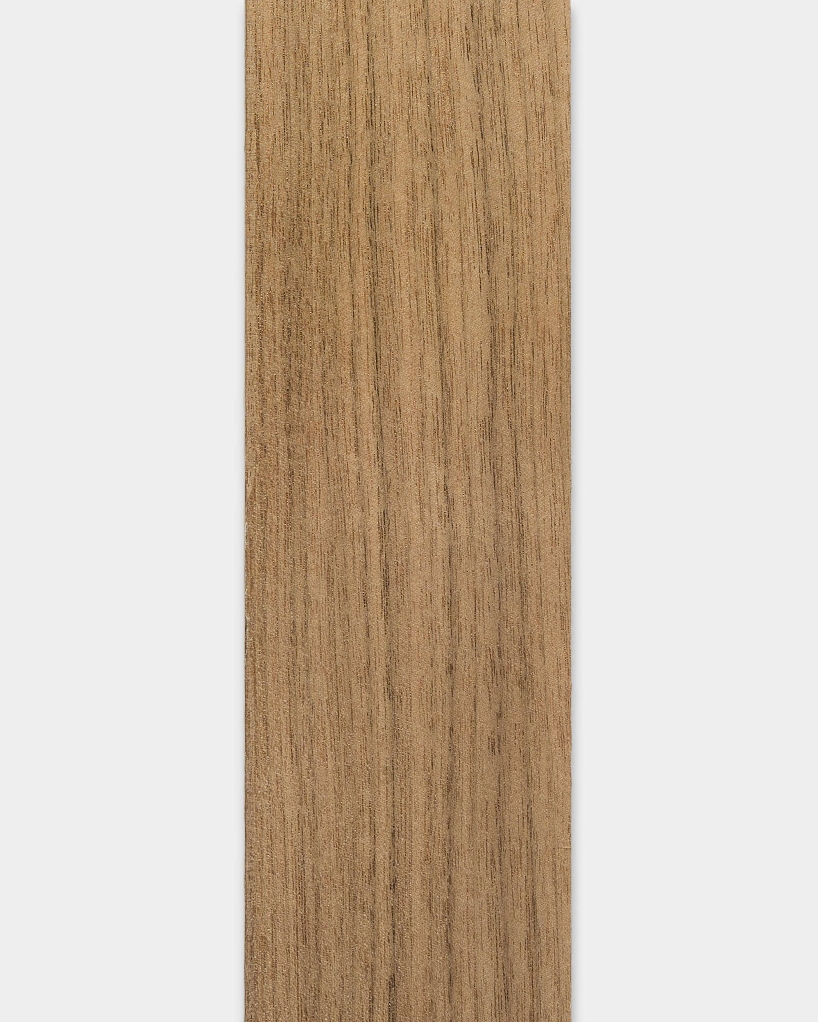 Tabla de nogal Lamella WoodUpp Akupanel, de 240 cm de largo, adecuada para sustituir lamas o rematar bordes; presenta una veta de madera oscura y rica.