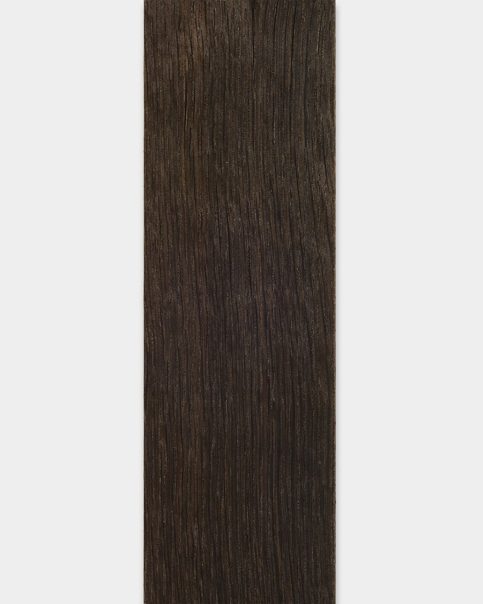 La lama WoodUpp Lamella Rustic Smoked Oak, de 240 cm, presenta una veta de madera vertical brown oscura; es adecuada para rematar bordes o sustituir lamas Panel acústico.
