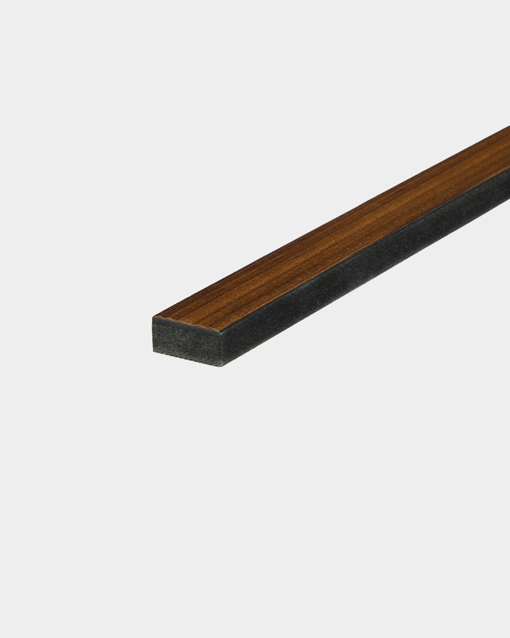 WoodUpp Lamella Rustic Smoked Larch Panel acústico, 240 cm, presenta una lama de madera rectangular y estilizada con una base oscura y parte superior brown sobre fondo blanco.