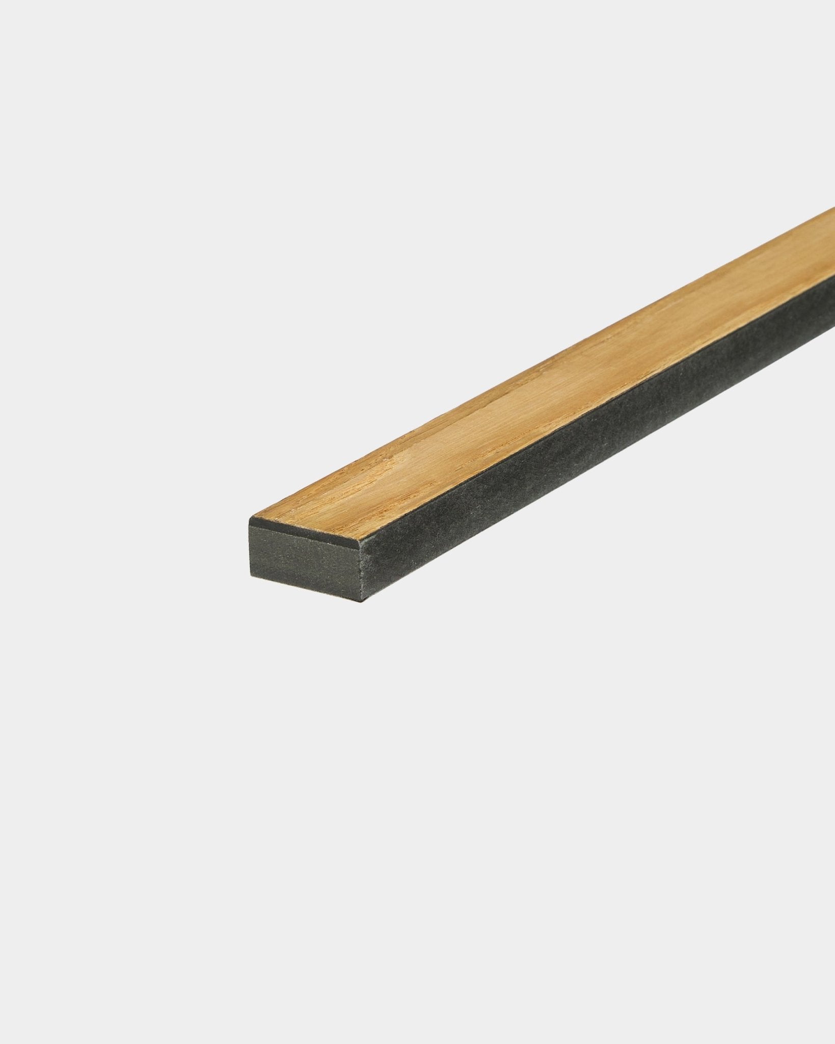 WoodUpp Lamella Rustic Natural Oak, listón rectangular de madera de 240 cm con cantos black, diseñado para proyectos de Akupanel Panel acústico o sustitución de lamas.