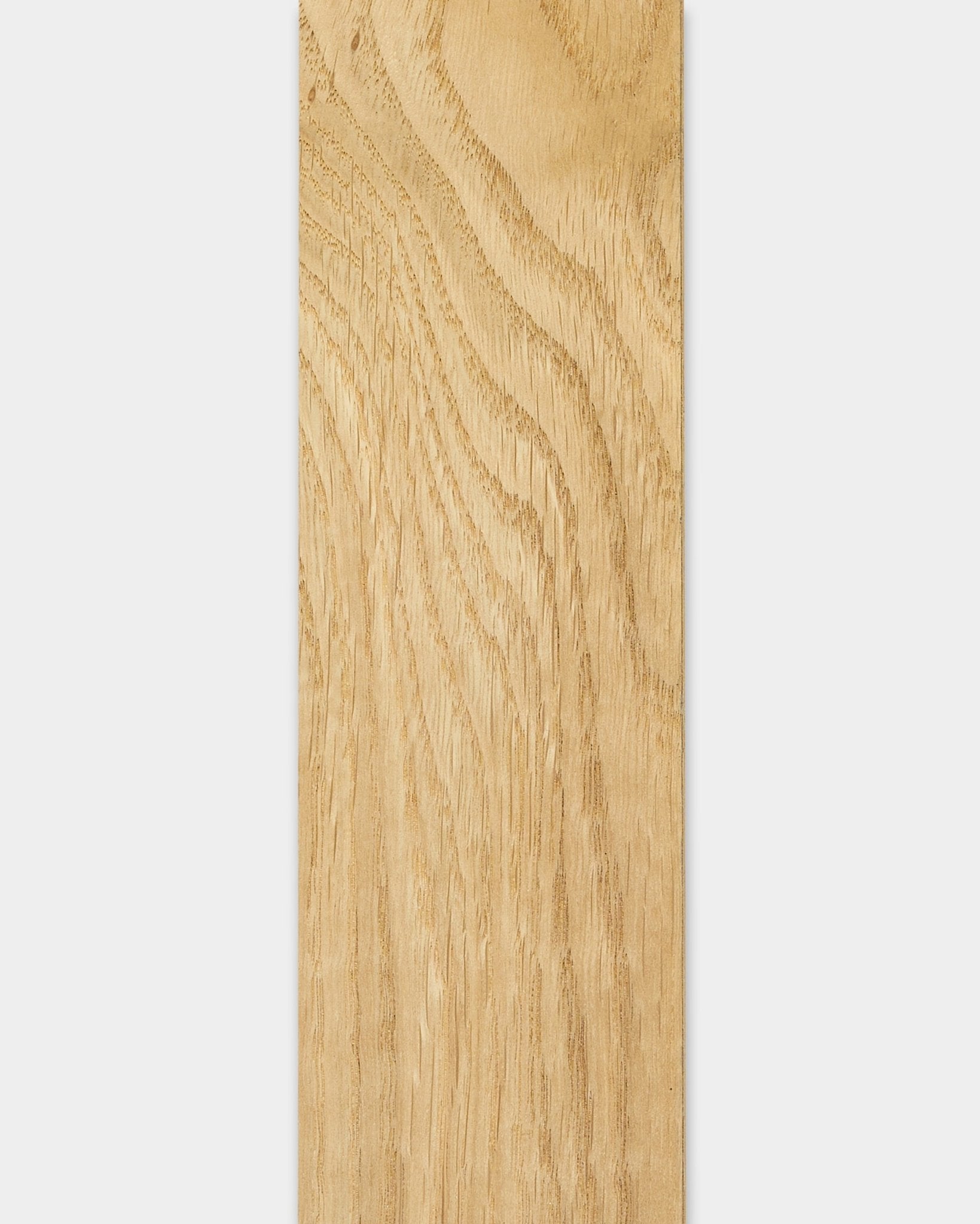 WoodUpp Lamella Rustic Natural Oak, 240 cm, se usa para sustituir lamas de Akupanel Panel acústico o recortar cantos, con un acabado natural en brown claro.