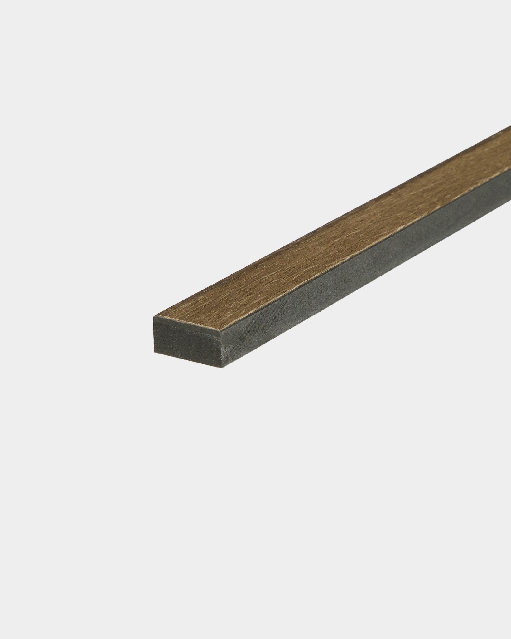 Primer plano de una Lamella Rustic de Grey Oak de 240 cm de WoodUpp, diseñada para rematar bordes o sustituir lamas de Akupanel Panel acústico.