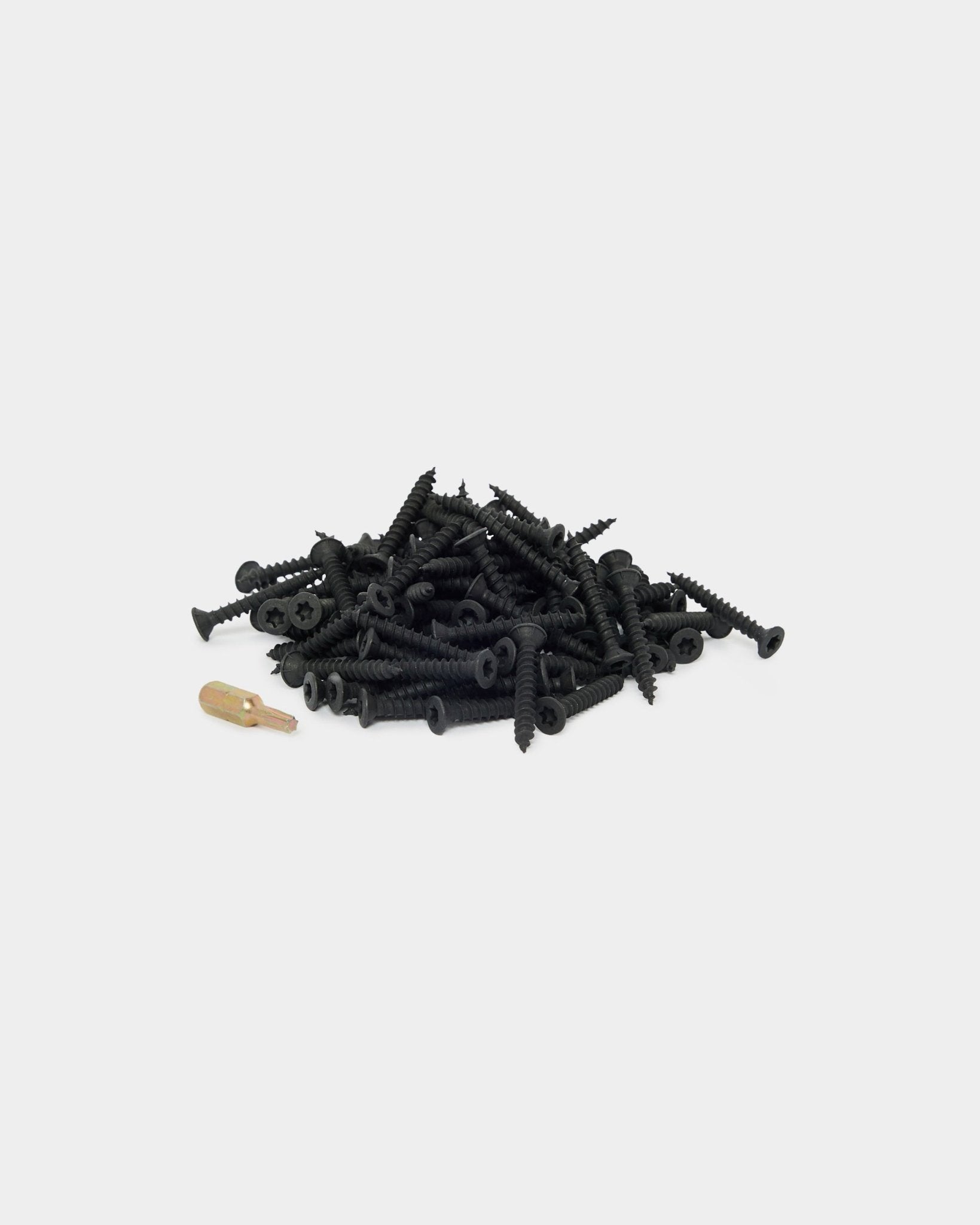 Kit de instalación WoodUpp con 100 tornillos black y taco amarillo, diseñado para proyectos con paneles acústicos de madera Akupanel. Mostrado sobre un fondo blanco.