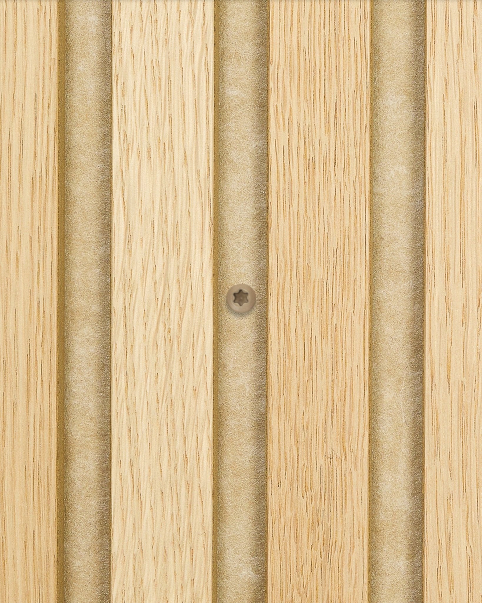Primer plano de los tornillos de instalación WoodUpp beige fijando un panel acústico de madera clara Akupanel con ranuras vertical; la caja contiene 100 piezas.