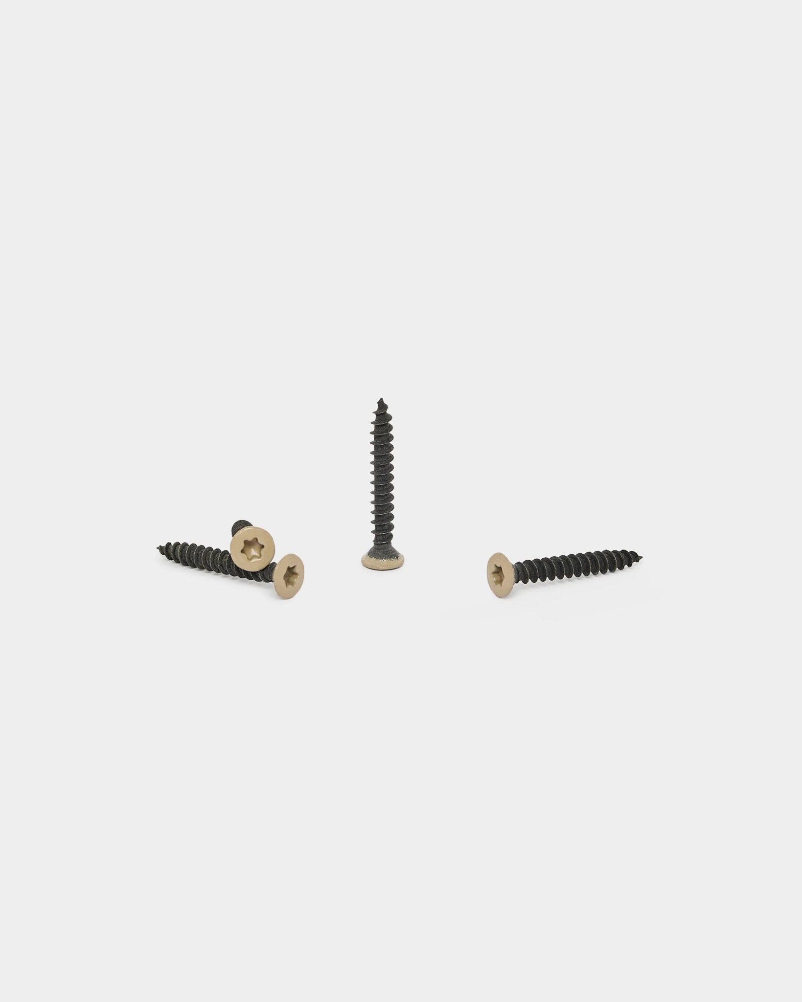 Tres tornillos WoodUpp beige para la instalación de Akupanel Panel acústico, parte del juego de Installation Products | Screws 100 piezas, sobre fondo blanco.