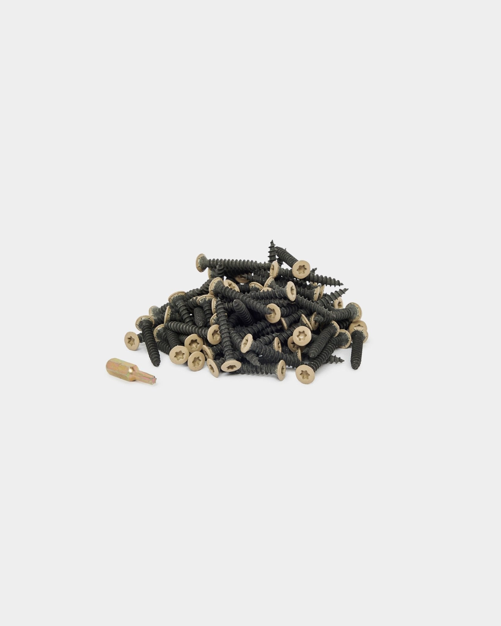 100 tornillos beige y un taco para instalar paneles acústicos WoodUpp, sobre un fondo blanco liso.