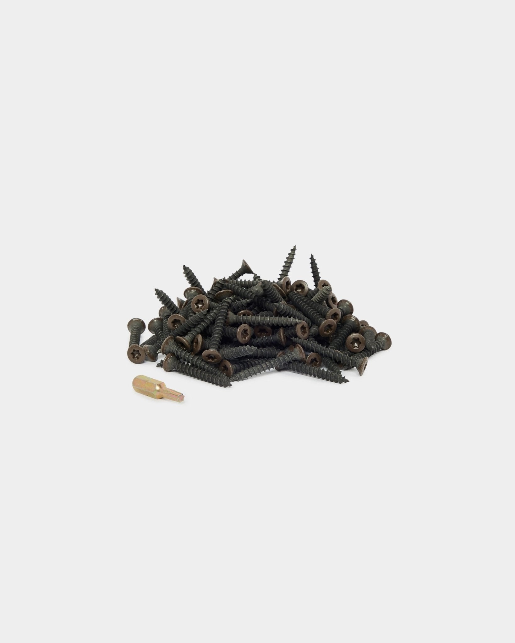 Tornillos de instalación WoodUpp bronzed brown (100 uds.) y un taco de pared beige sobre un fondo blanco liso, diseñados para la instalación Panel acústico.