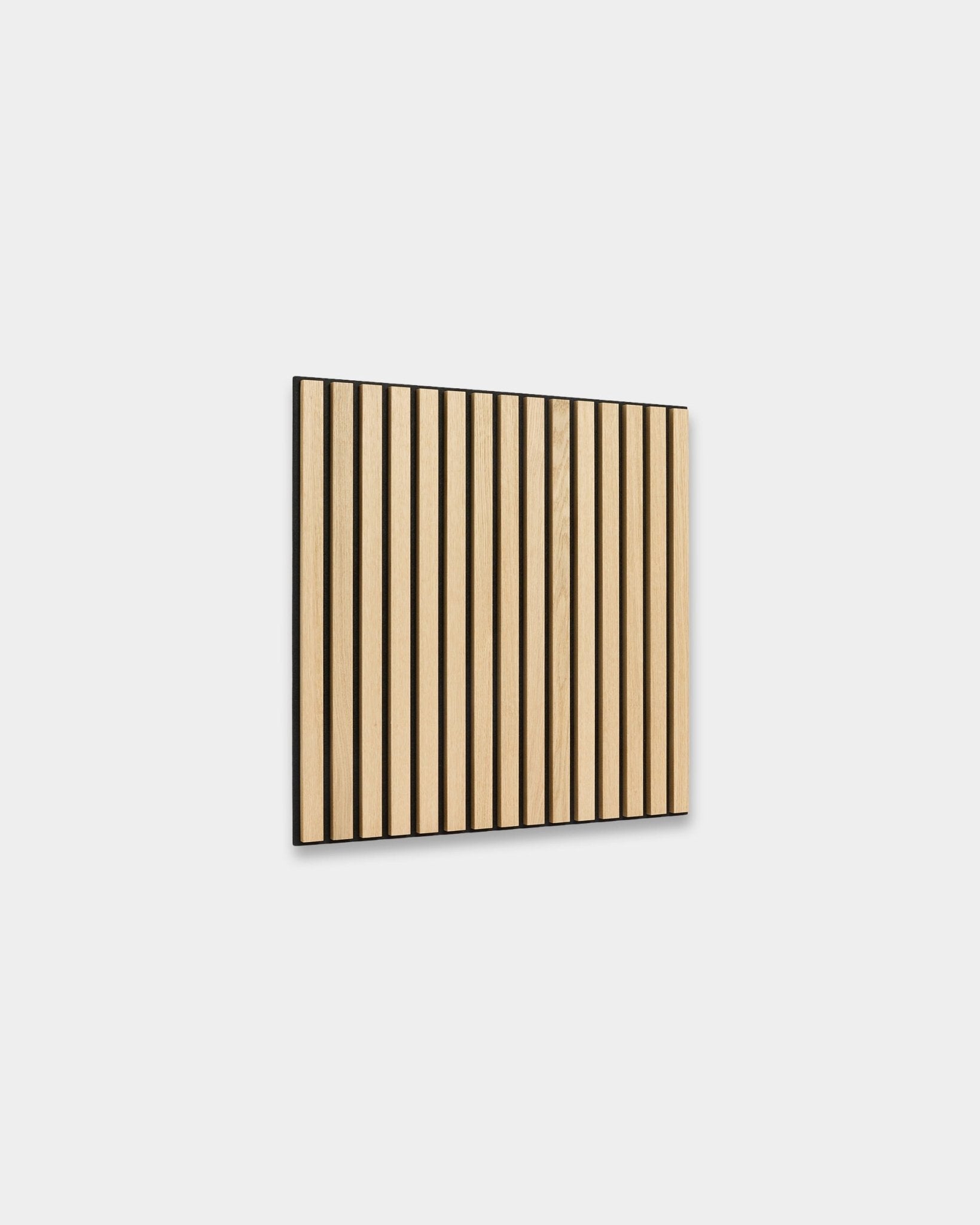 WoodUpp Akupixel Panel acústico en roble clásico con fieltro black, 60x60 cm, con lamas espaciadas de forma uniforme y un diseño nórdico minimalista.