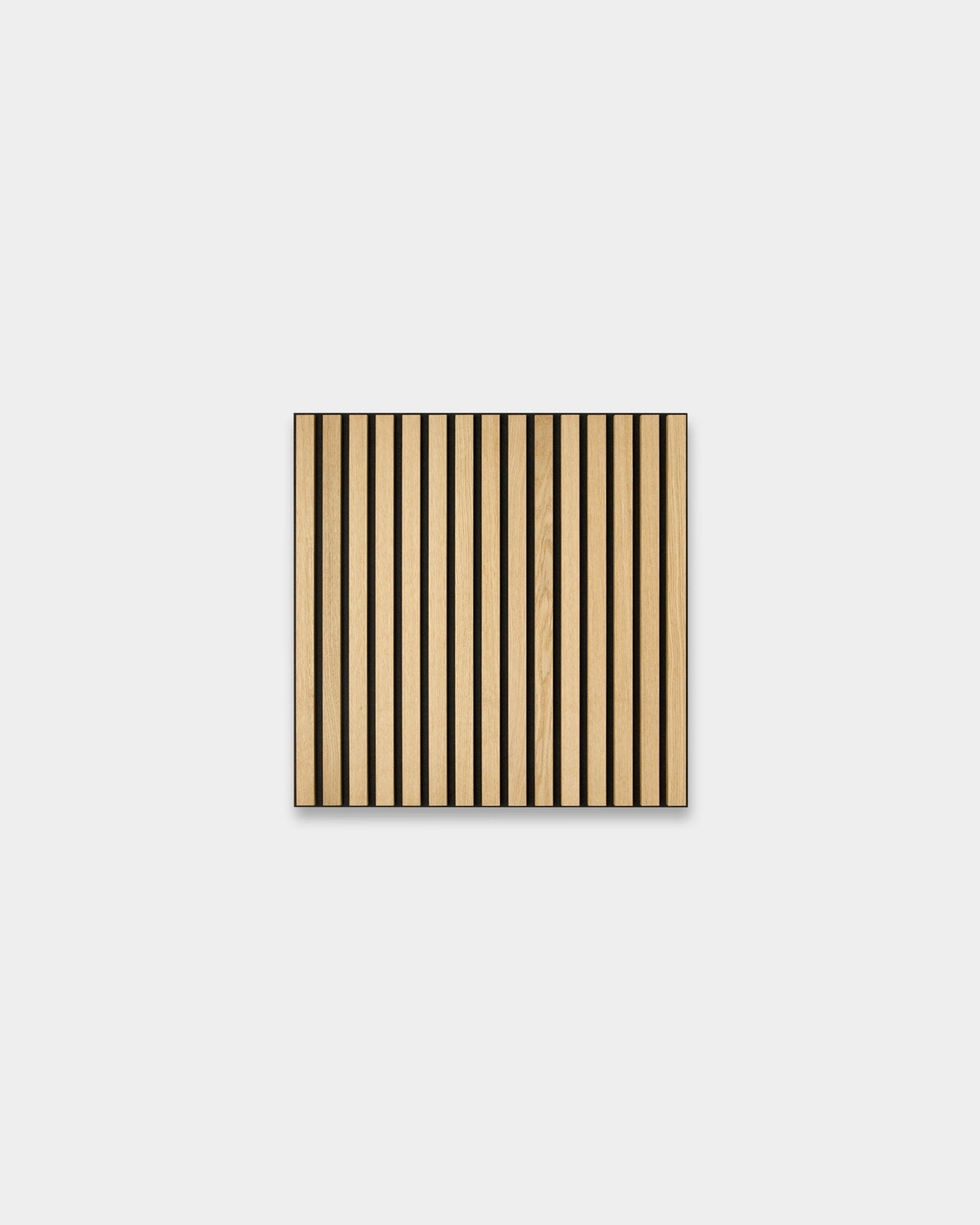 WoodUpp Akupixel roble clásico Panel acústico, 60x60 cm, con lamas de madera de roble claro vertical y franjas de fieltro black sobre un fondo gris claro.
