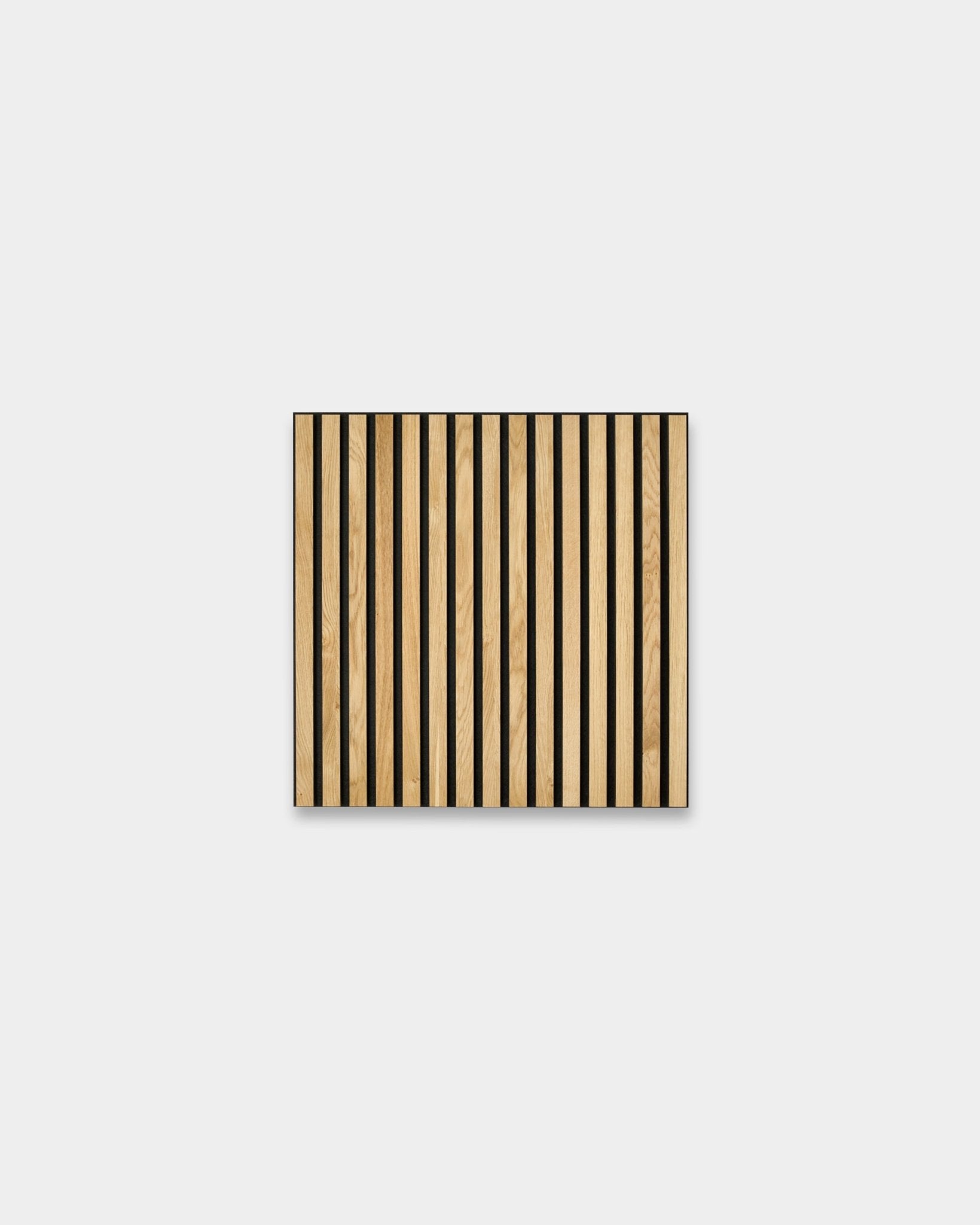 WoodUpp Akupixel Rustic Natural Oak 60x60cm Panel acústico con vertical roble claro y franjas black, presentado sobre un fondo liso gris claro.