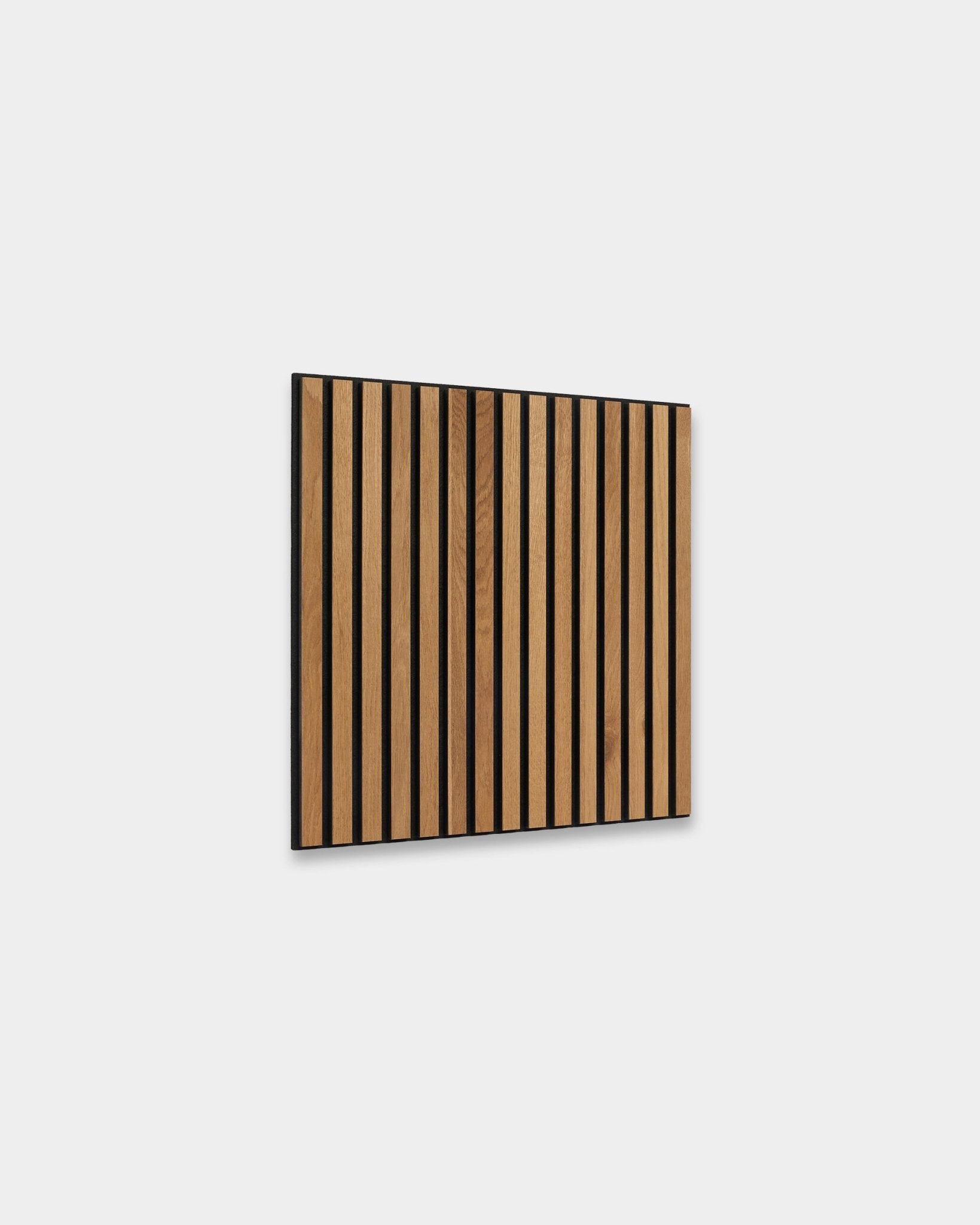 WoodUpp Akupixel Rustic Brown Oak 60x60cm Panel acústico con vertical listones y black separaciones, mostrado sobre una pared interior nórdica en gris claro.