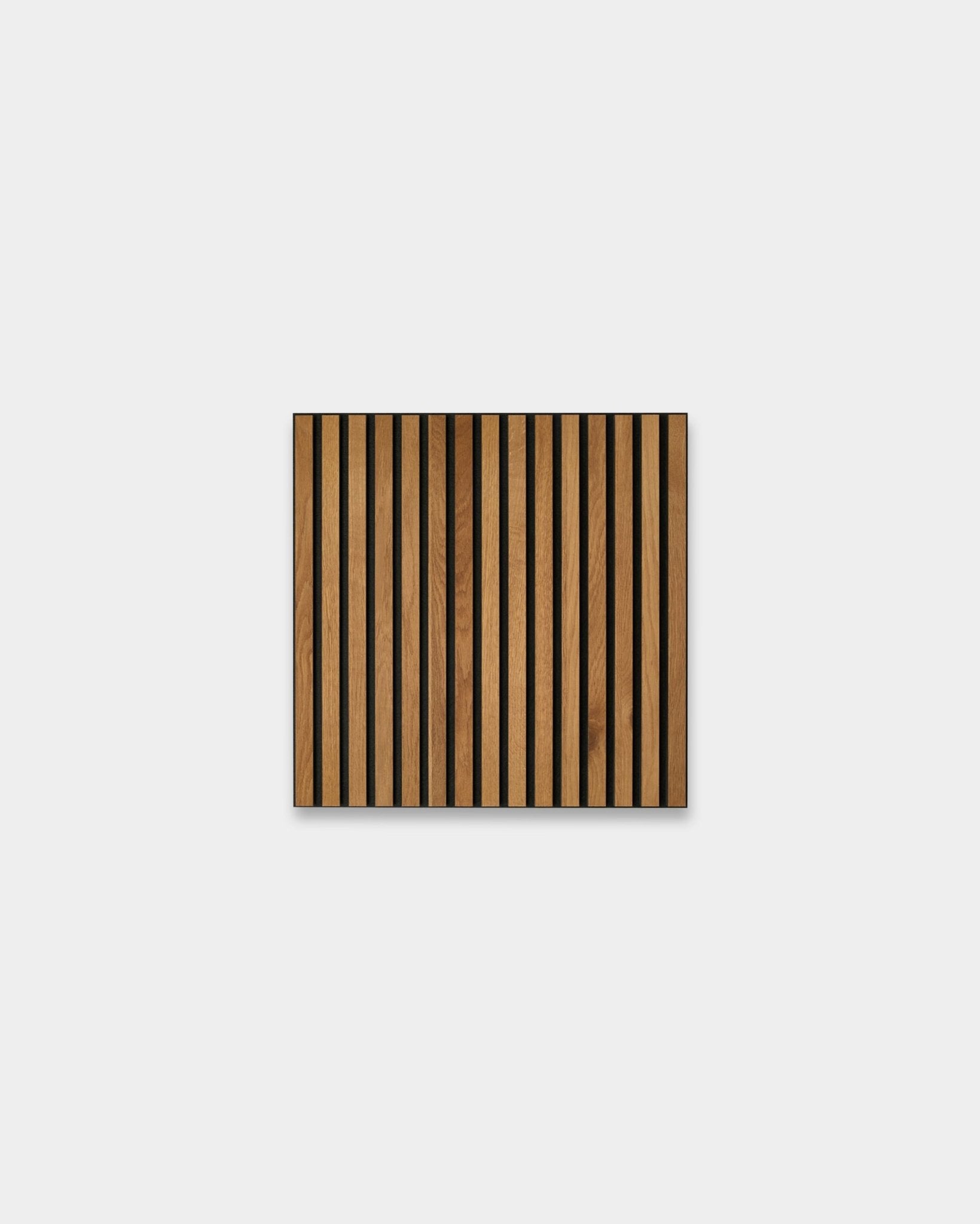 Akupixel Brown Oak 60x60 cm Panel acústico de WoodUpp presenta un diseño nórdico con franjas alternas de madera clara brown y black sobre un fondo gris.
