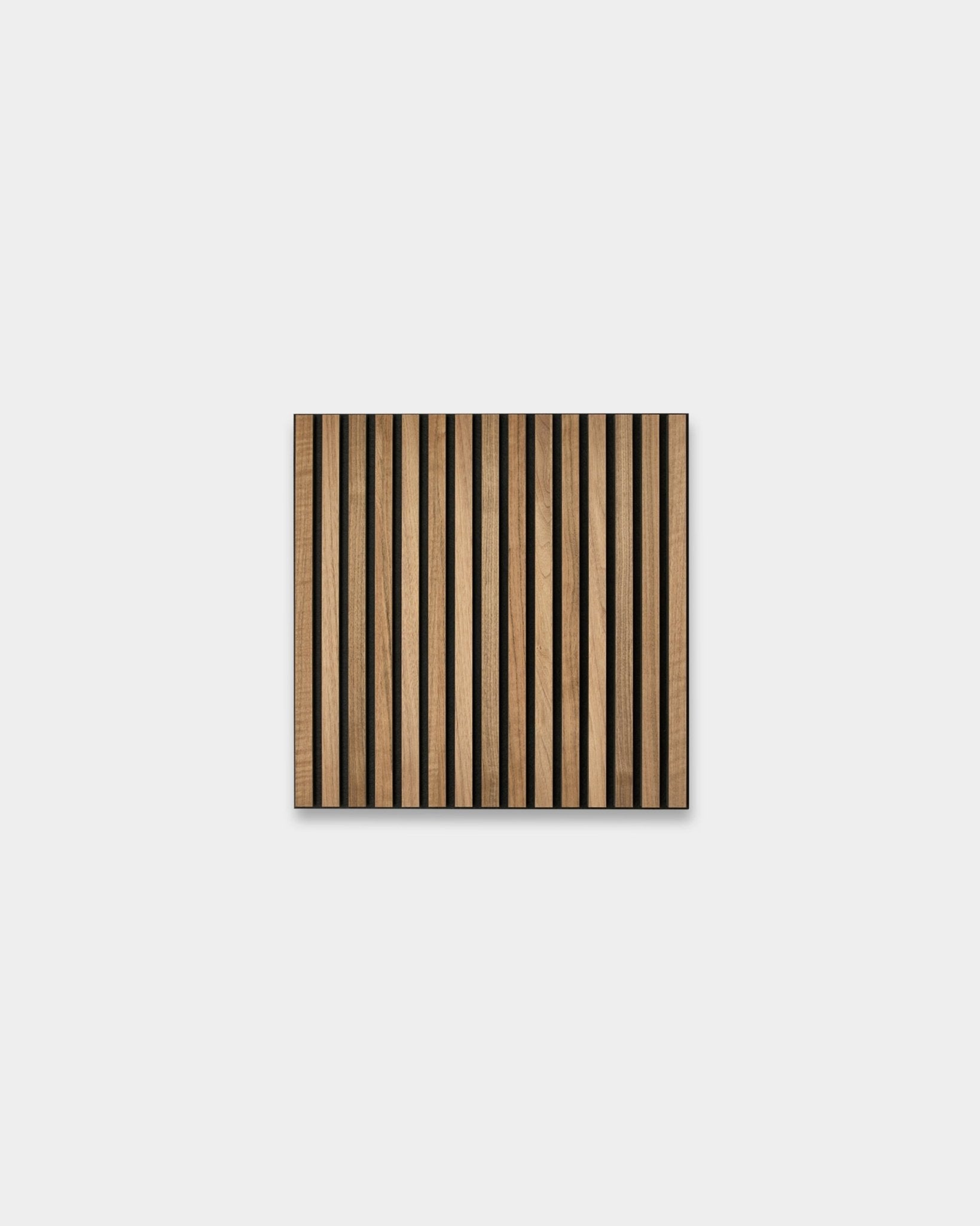 WoodUpp Akupixel Panel acústico en nogal, 60 x 60 cm, presenta un diseño escandinavo de lamas con franjas alternas de madera clara y oscura sobre una base gris.