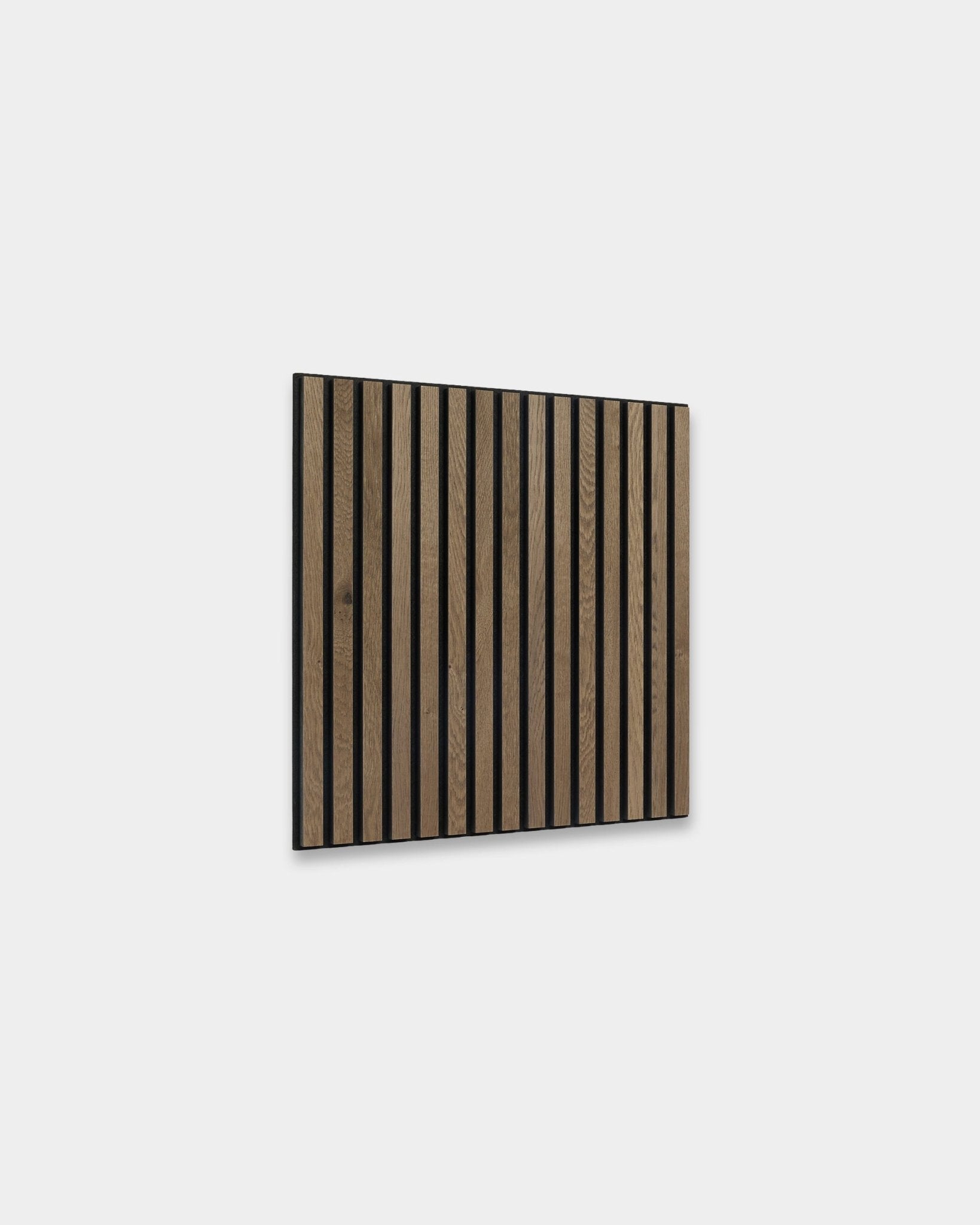 WoodUpp Akupixel Panel acústico en grey oak, 60x60 cm, con lamas oscuras de brown vertical en estilo escandinavo sobre una pared gris claro.
