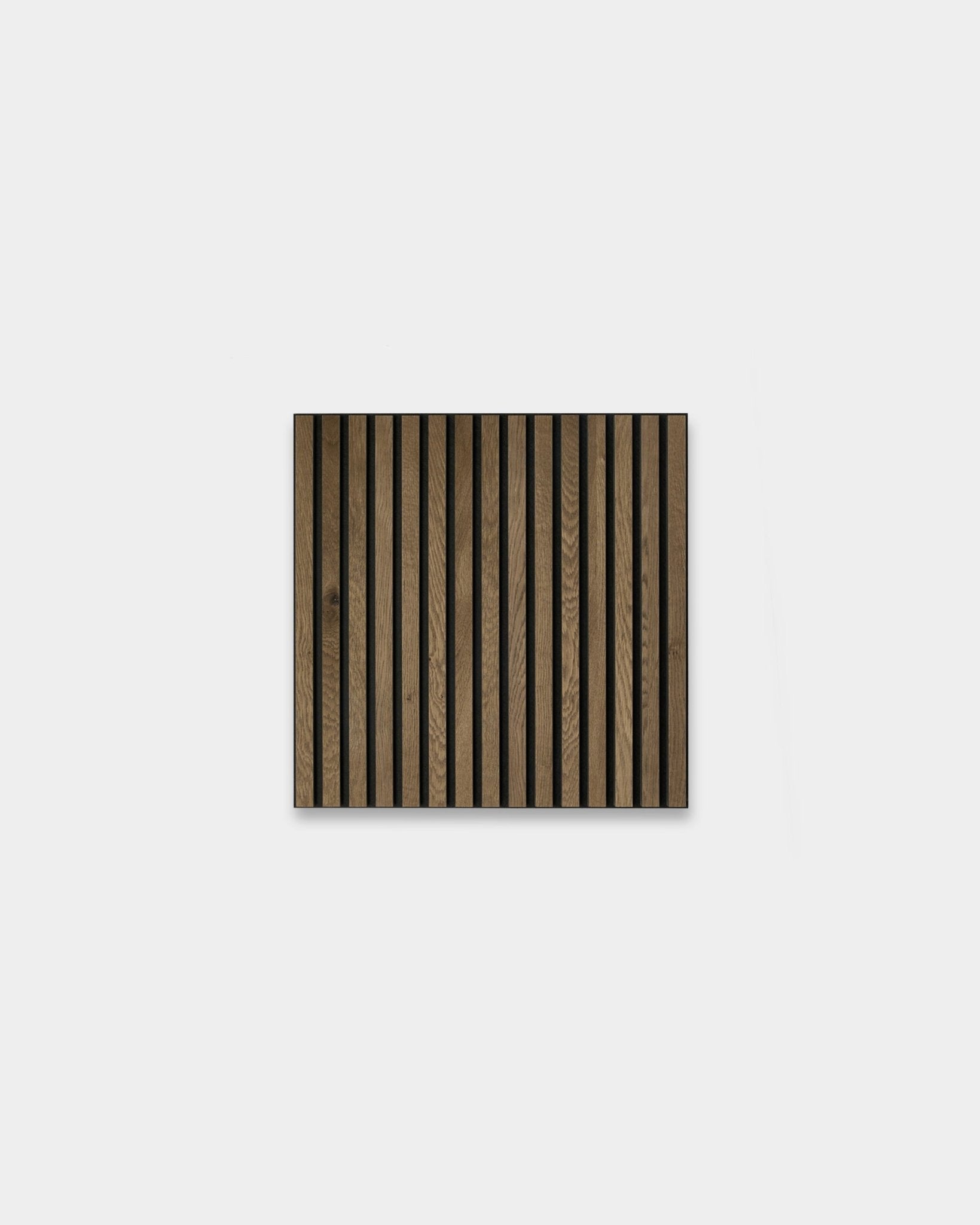 WoodUpp Akupixel Grey Oak 60x60 cm: Panel acústico escandinavo cuadrado con lamas de roble oscuro y claro vertical sobre un fondo gris claro.