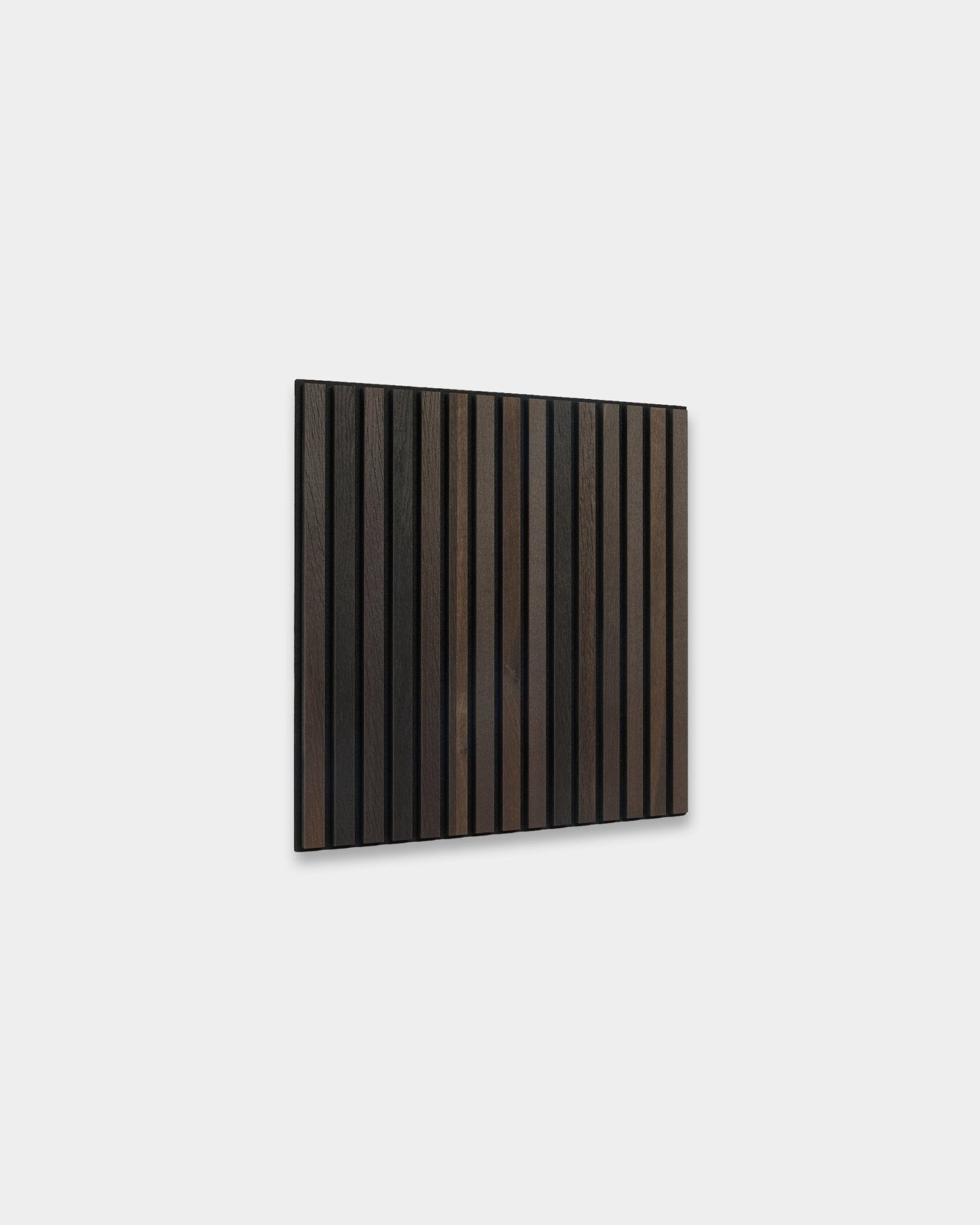 WoodUpp Akupixel Panel acústico en Smoked Oak, 60x60 cm, con vertical black y lamas oscuras de brown, en un diseño minimalista de inspiración nórdica.