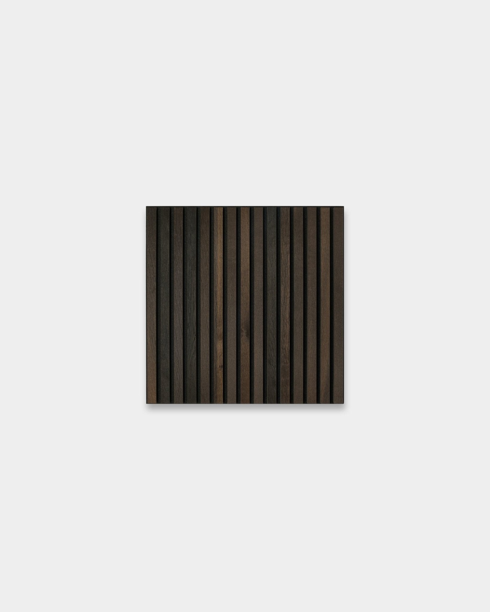 WoodUpp Akupixel Smoked Oak Panel acústico, 60x60 cm, rectangular, con lamas de madera brown oscuras y claras sobre un fondo gris claro de estilo escandinavo.