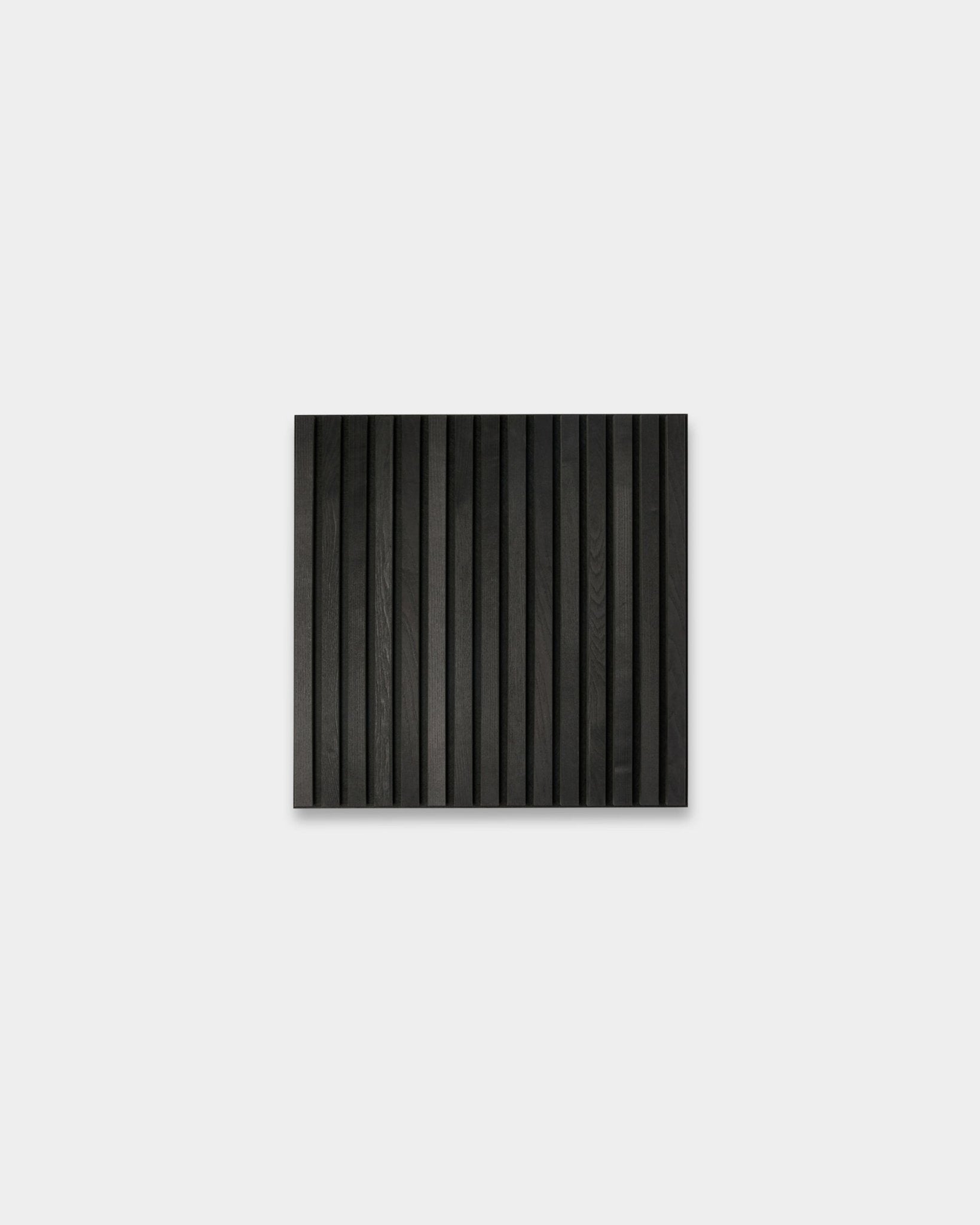 WoodUpp Akupixel Black Ash Panel acústico, 60x60 cm, con ranuras vertical para interiores nórdicos minimalistas; parte de la colección Tonal.